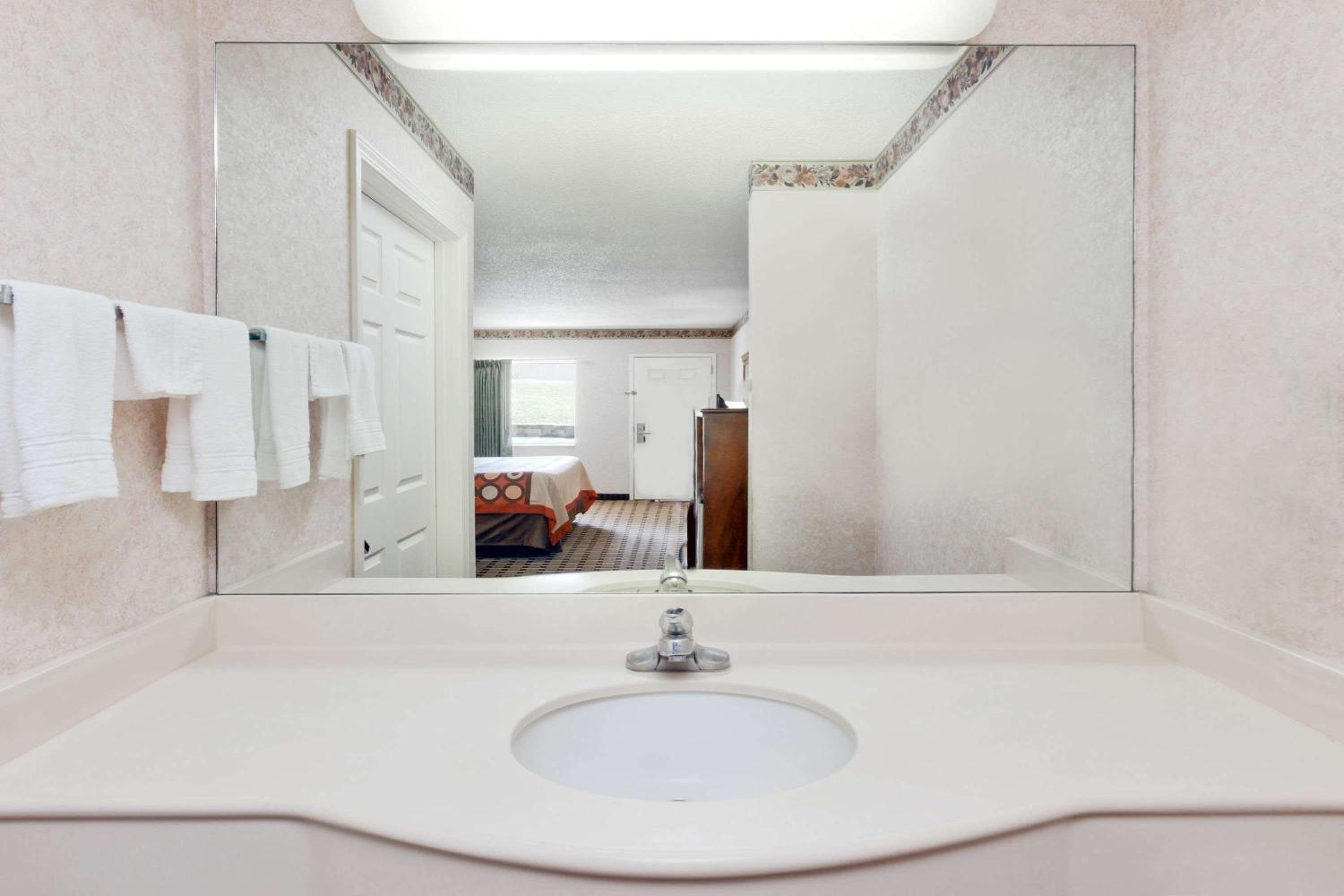 King Room - Non-Smoking - Photo 5