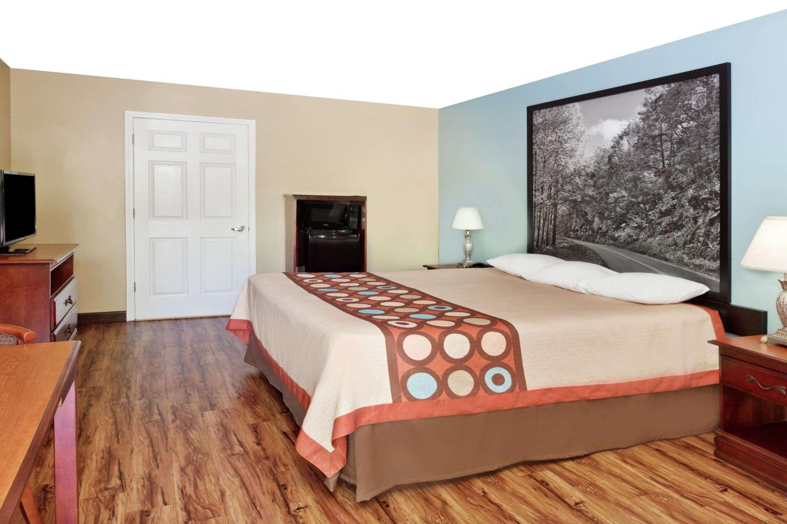King Room - Non-Smoking - Photo 1