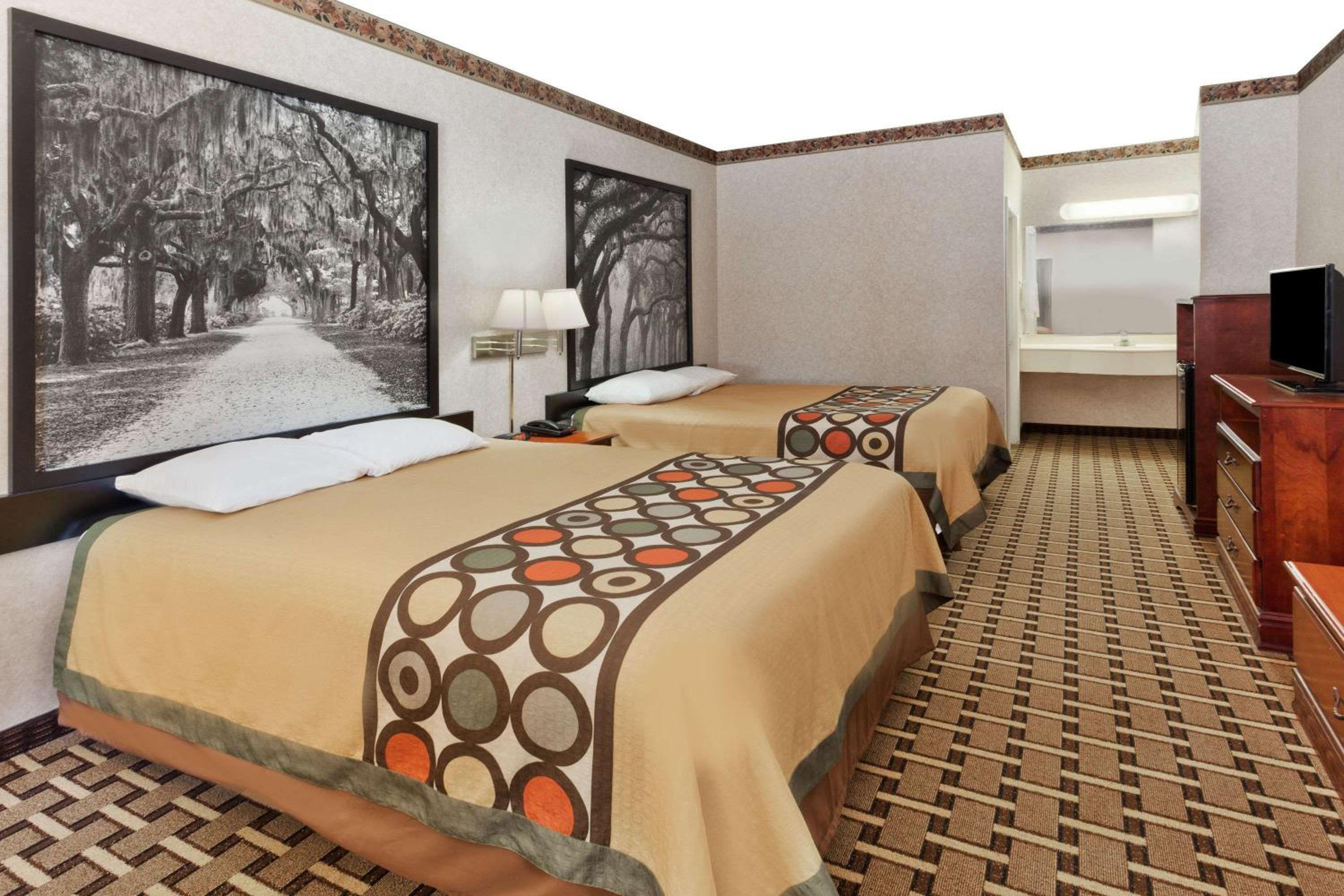 Queen Room with Two Queen Beds - Non-Smoking - Photo 2