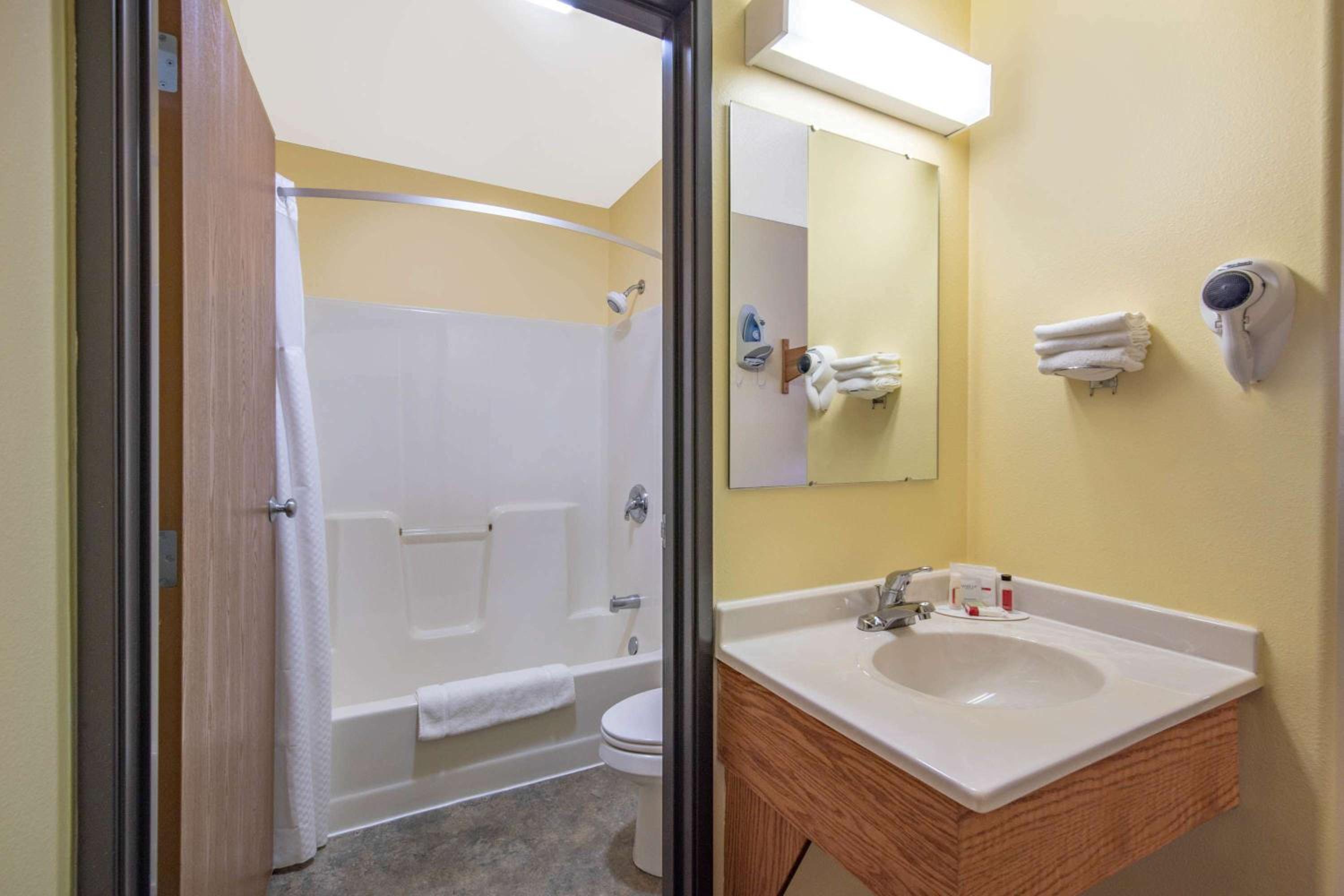 Double Room with Two Double Beds - Non-Smoking photo 3