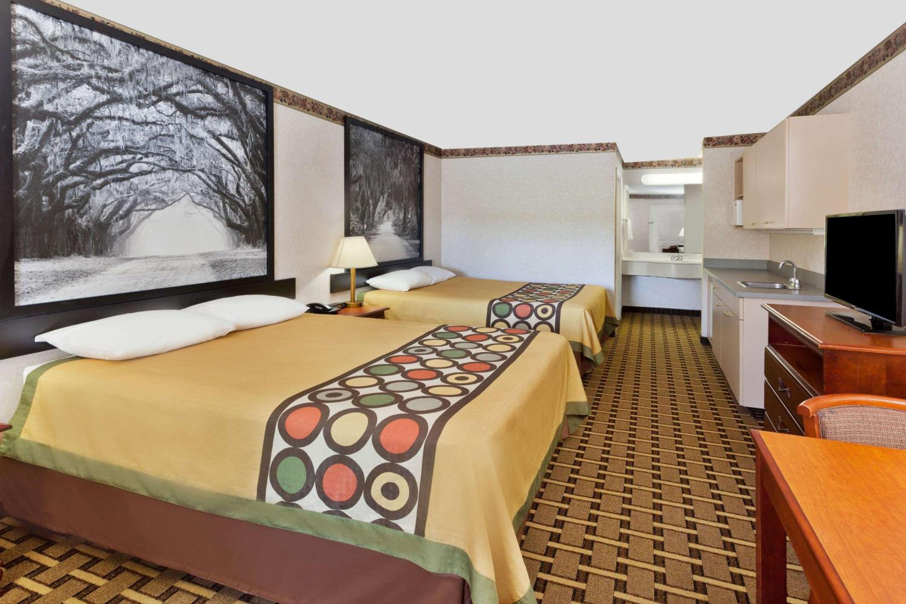 Queen Room with Two Queen Beds - Non-Smoking - Photo 3