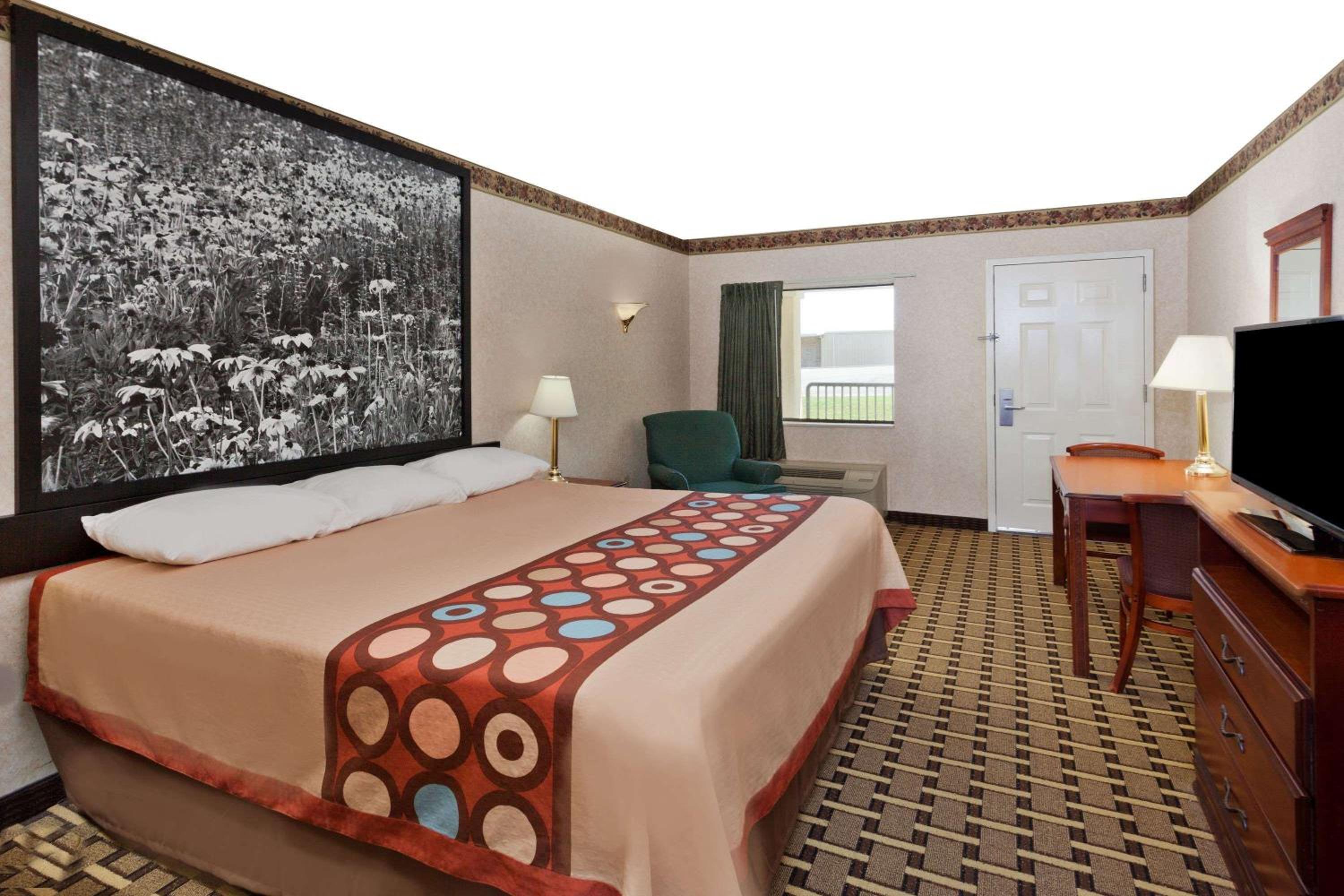 King Room - Non-Smoking - Photo 2