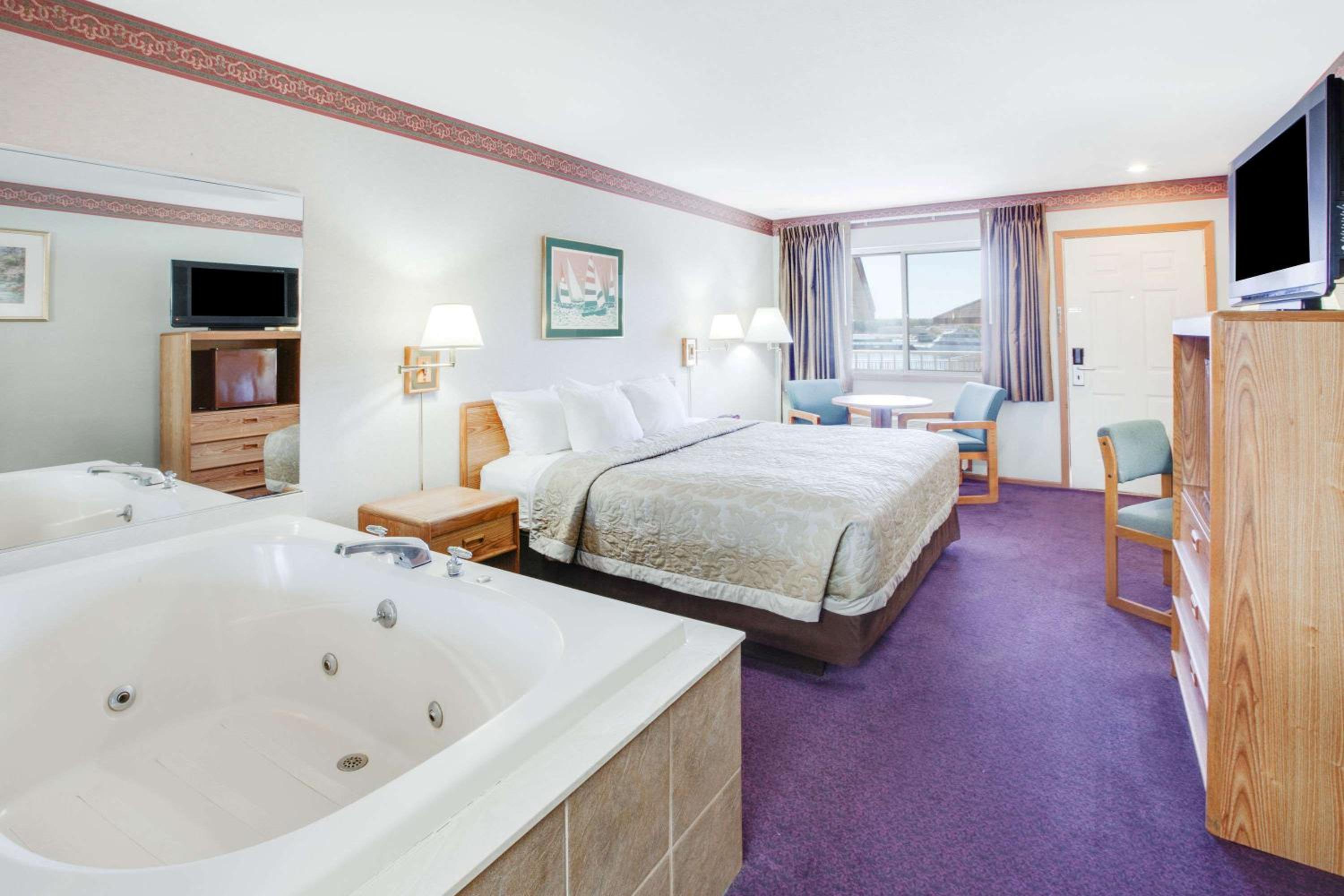 Lakefront Deluxe King Room with Spa Bath - Non-Smoking - Photo 1