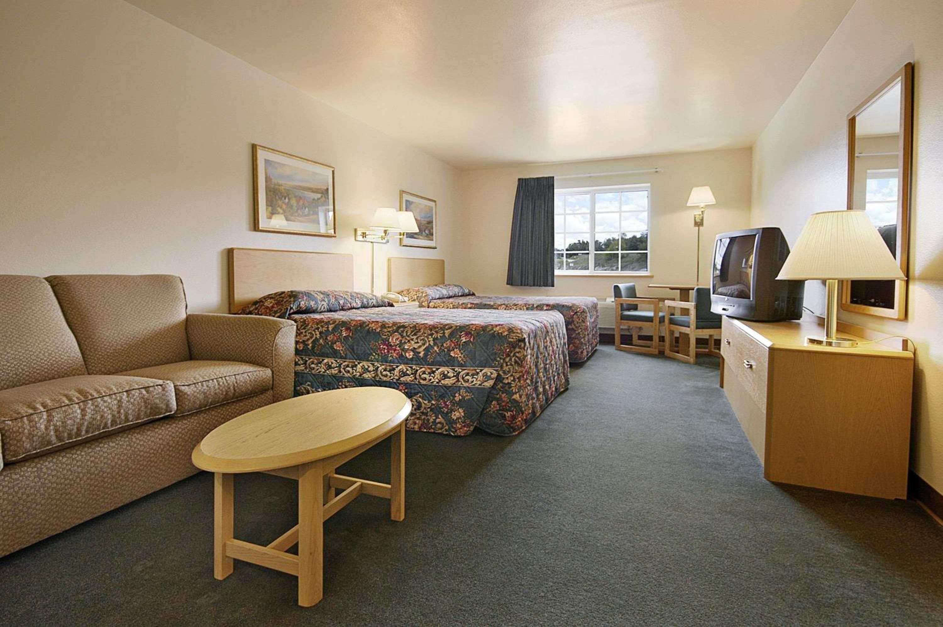 Deluxe Queen Room with Two Queen Beds - Non-Smoking - Photo 1
