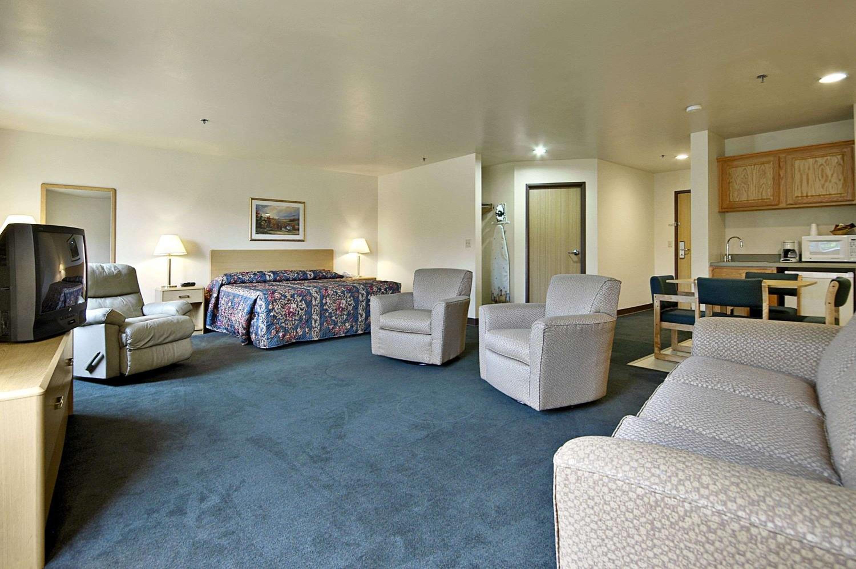 King Suite- Non-Smoking - Photo 5