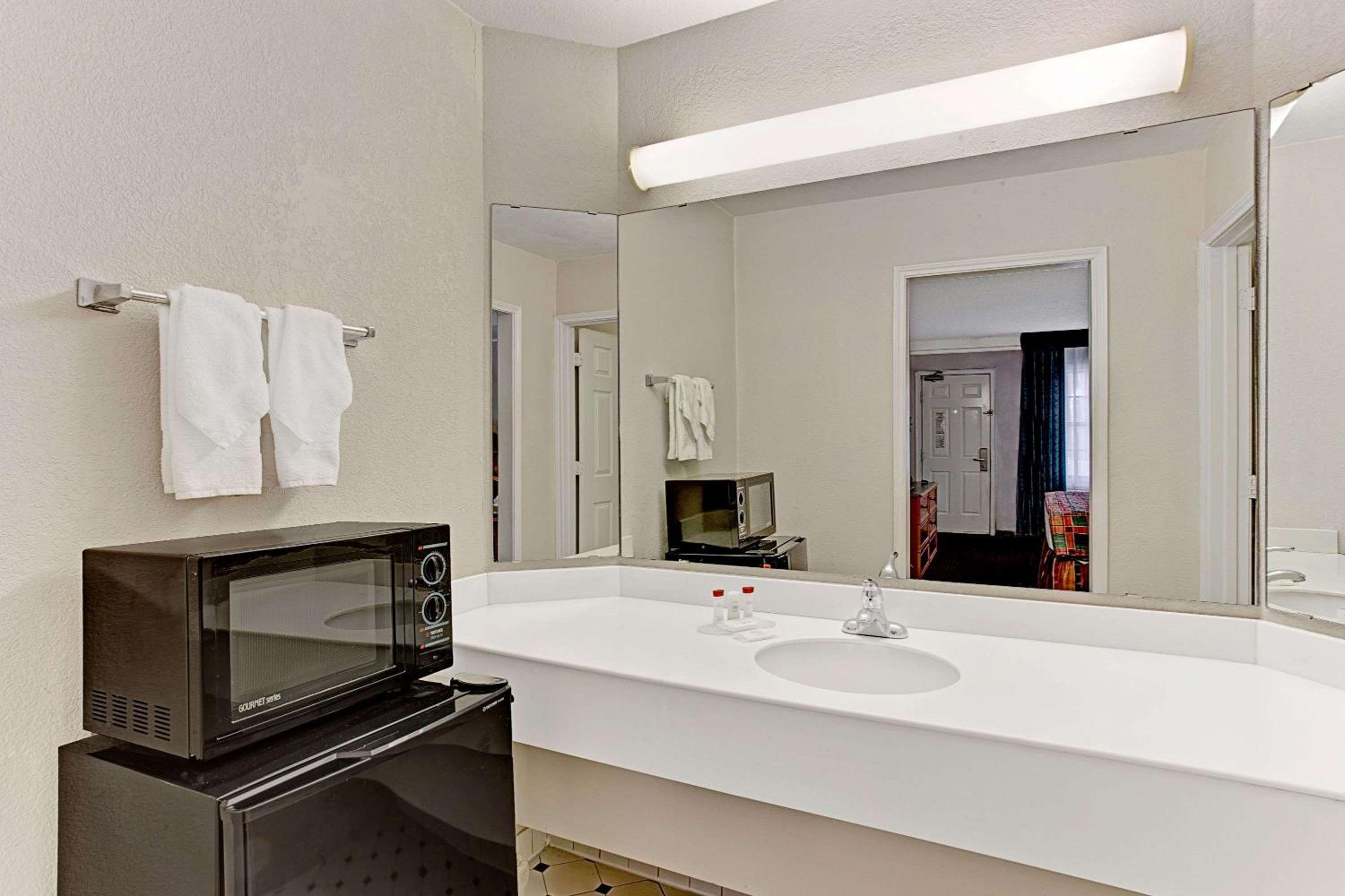 Queen Room with Two Queen Beds - Non-Smoking - Photo 2