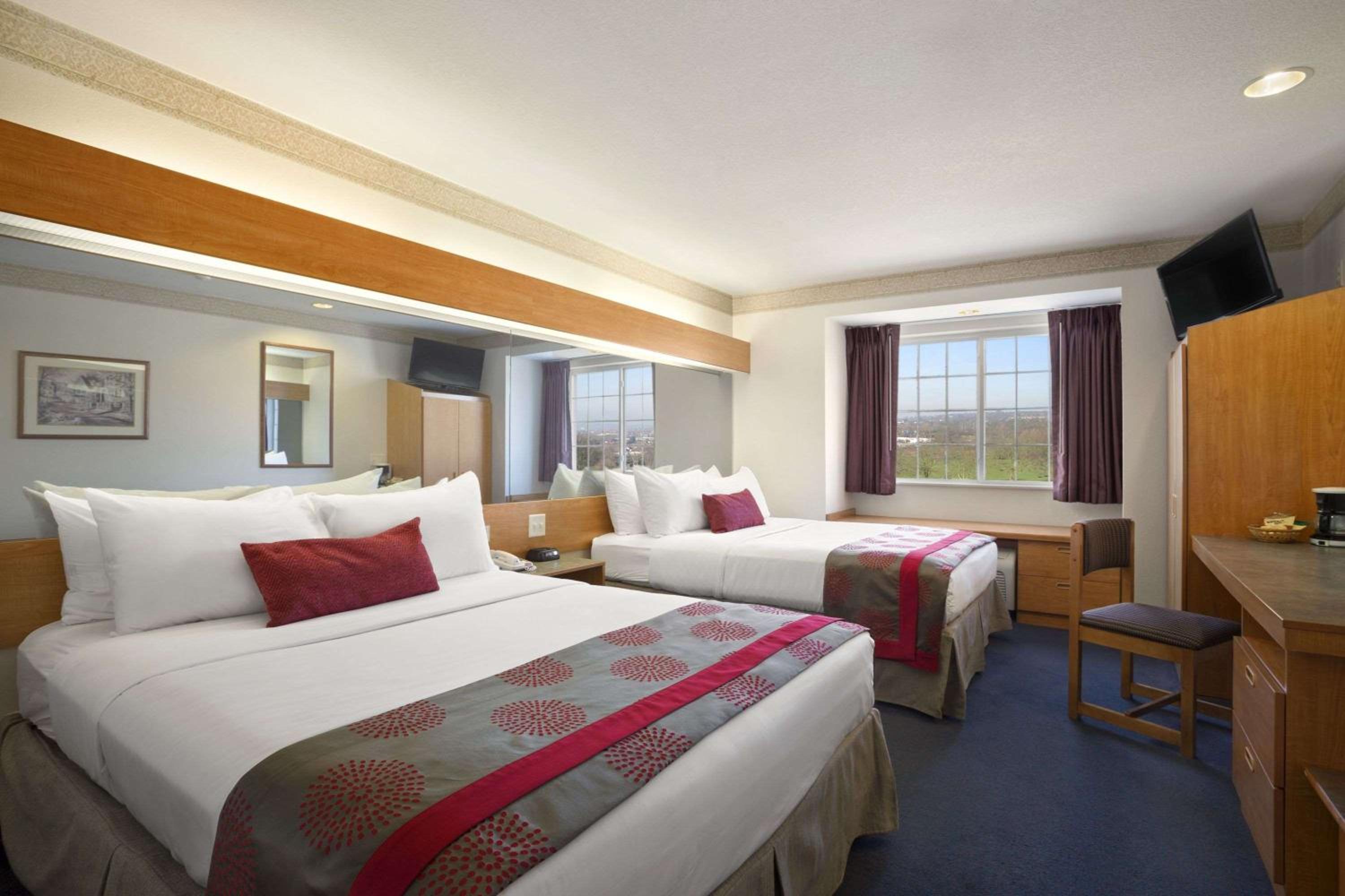 Queen Room with Two Queen Beds - Non-Smoking - Photo 2