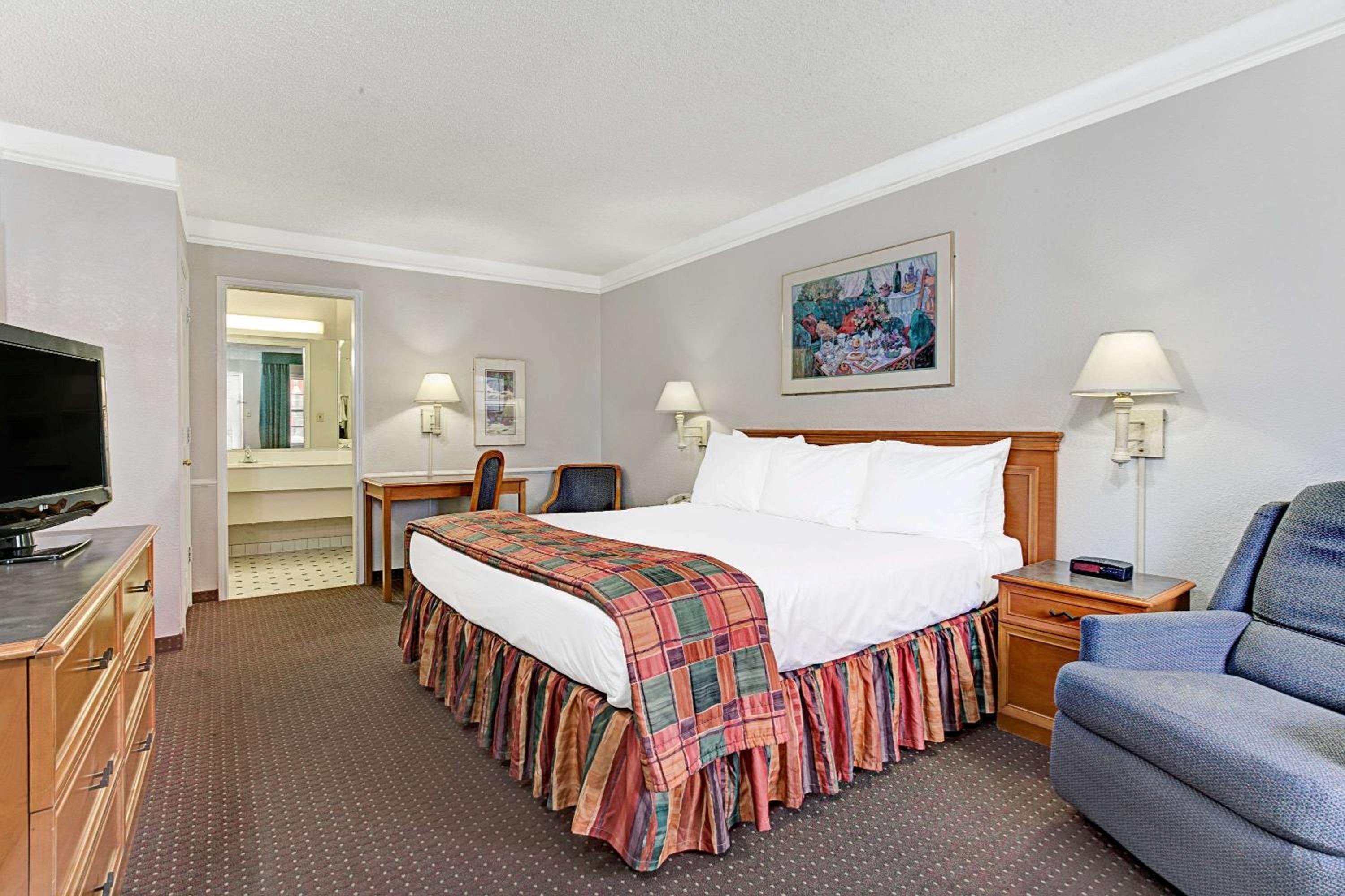 King Room - Non-Smoking - Photo 1