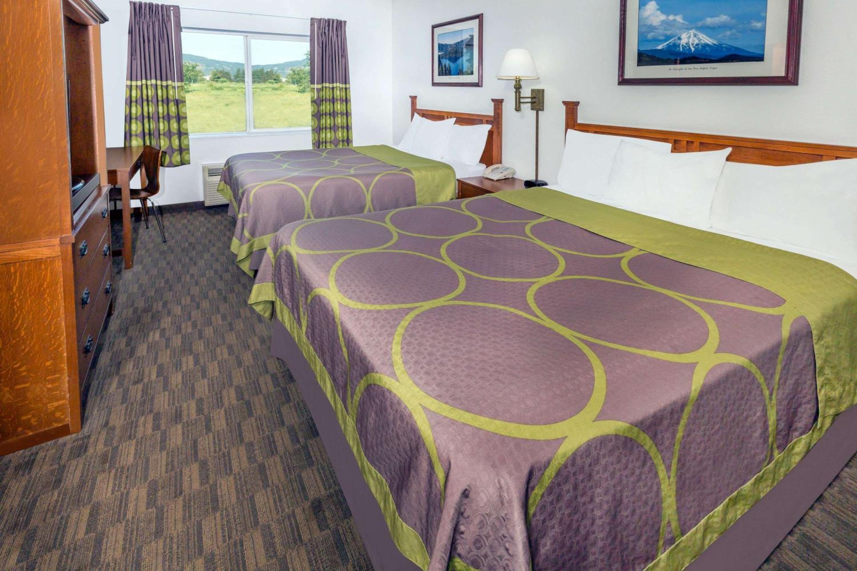 Queen Room with Two Queen Beds - Non-Smoking - Photo 3