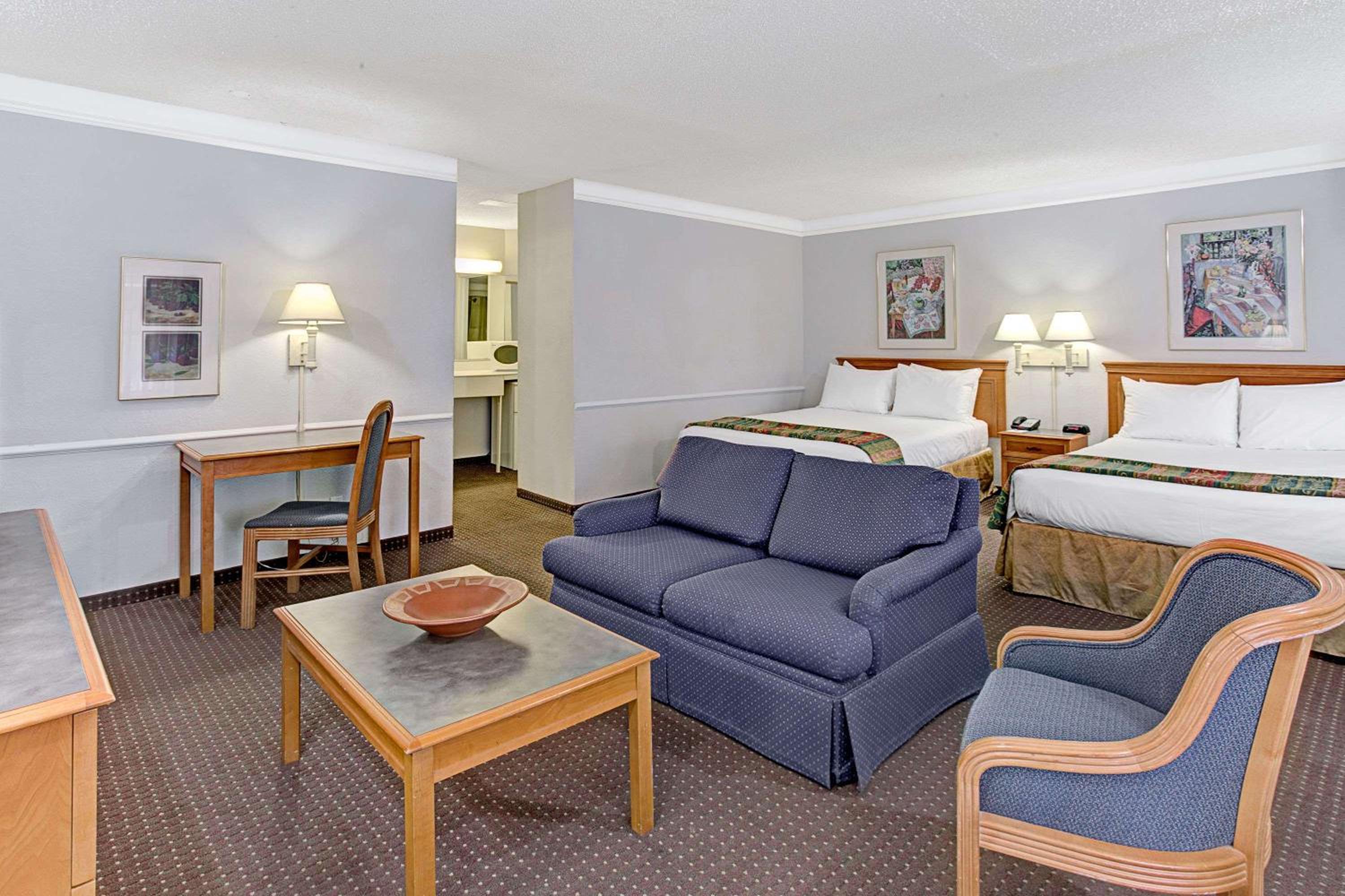 Studio Suite with Two Queen Beds - Non-Smoking - Photo 4