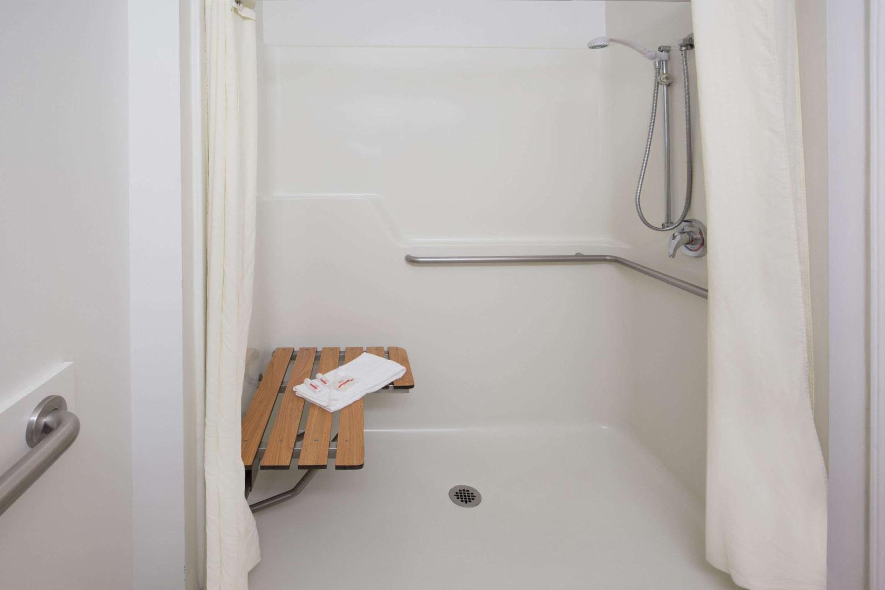 King Room - Mobility Access/Non-Smoking - Photo 6