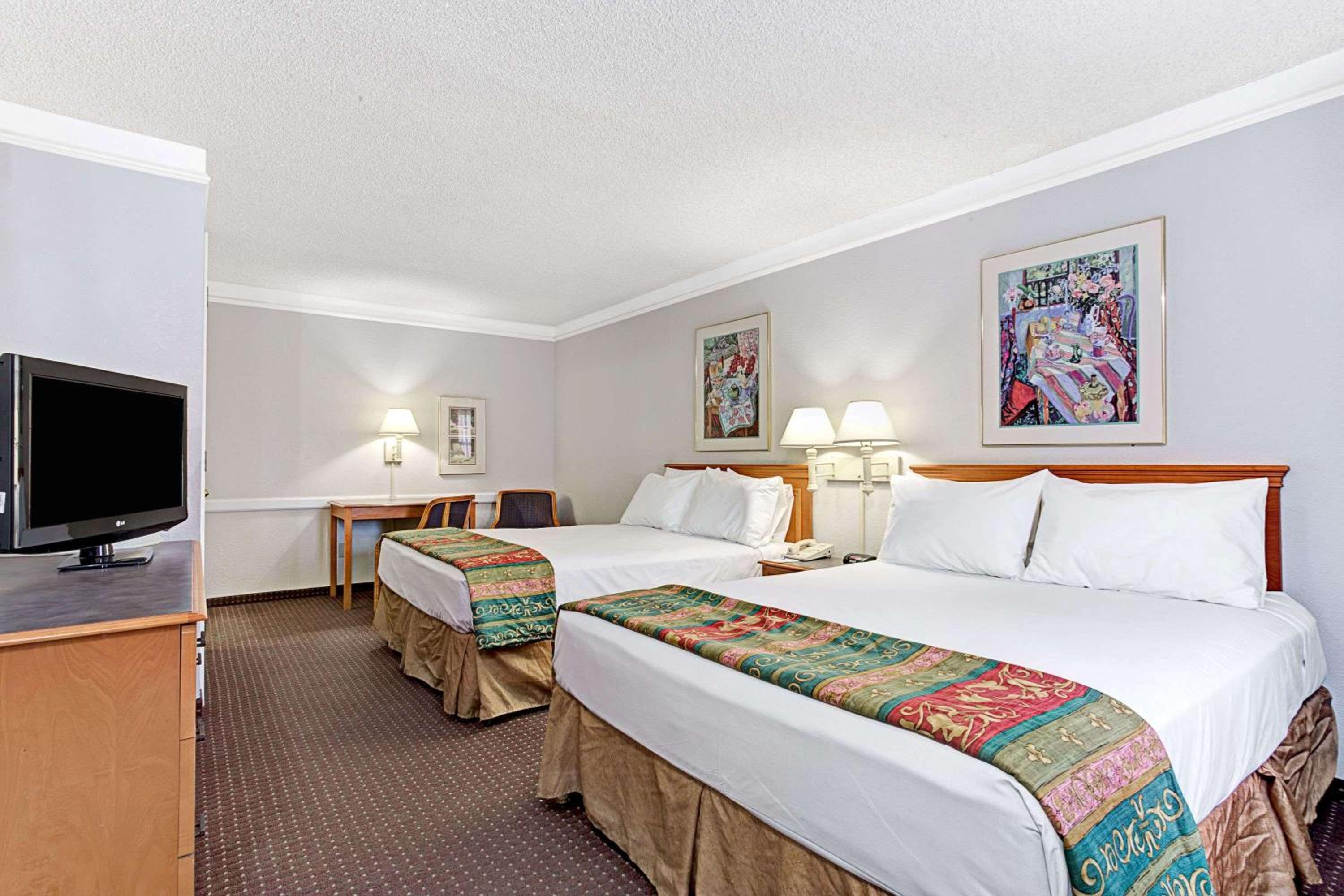 Queen Room with Two Queen Beds - Non-Smoking - Photo 1