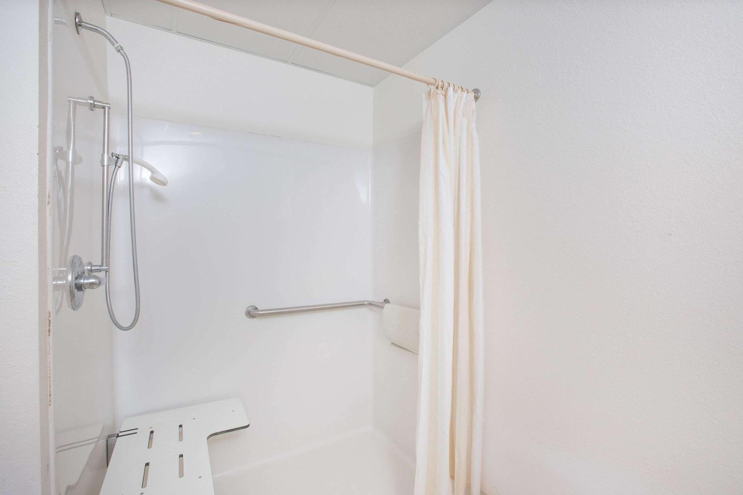 Queen Room - Mobility Access/Non-Smoking - Photo 5