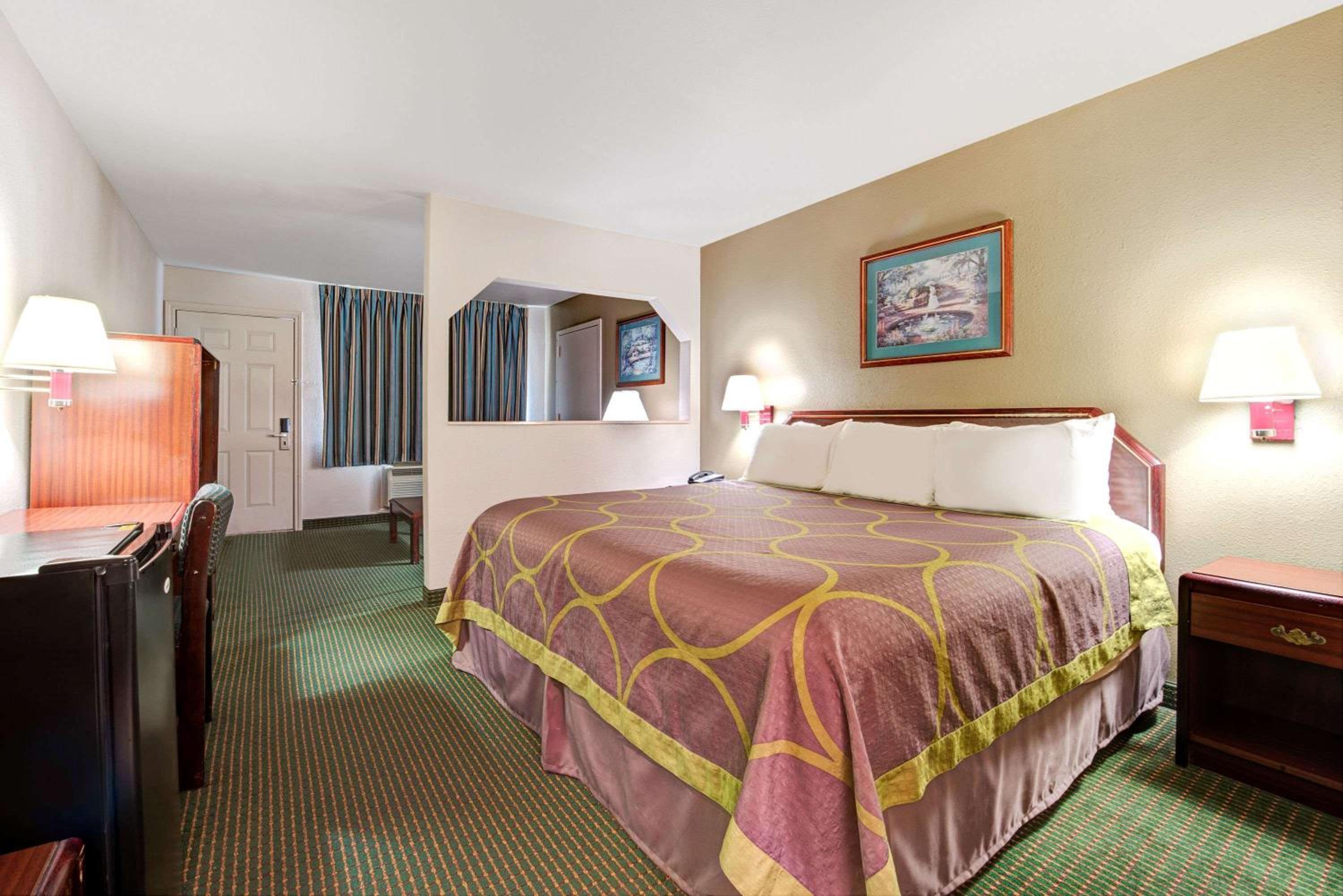 Deluxe King Room - Disability Access - Smoking - Photo 2