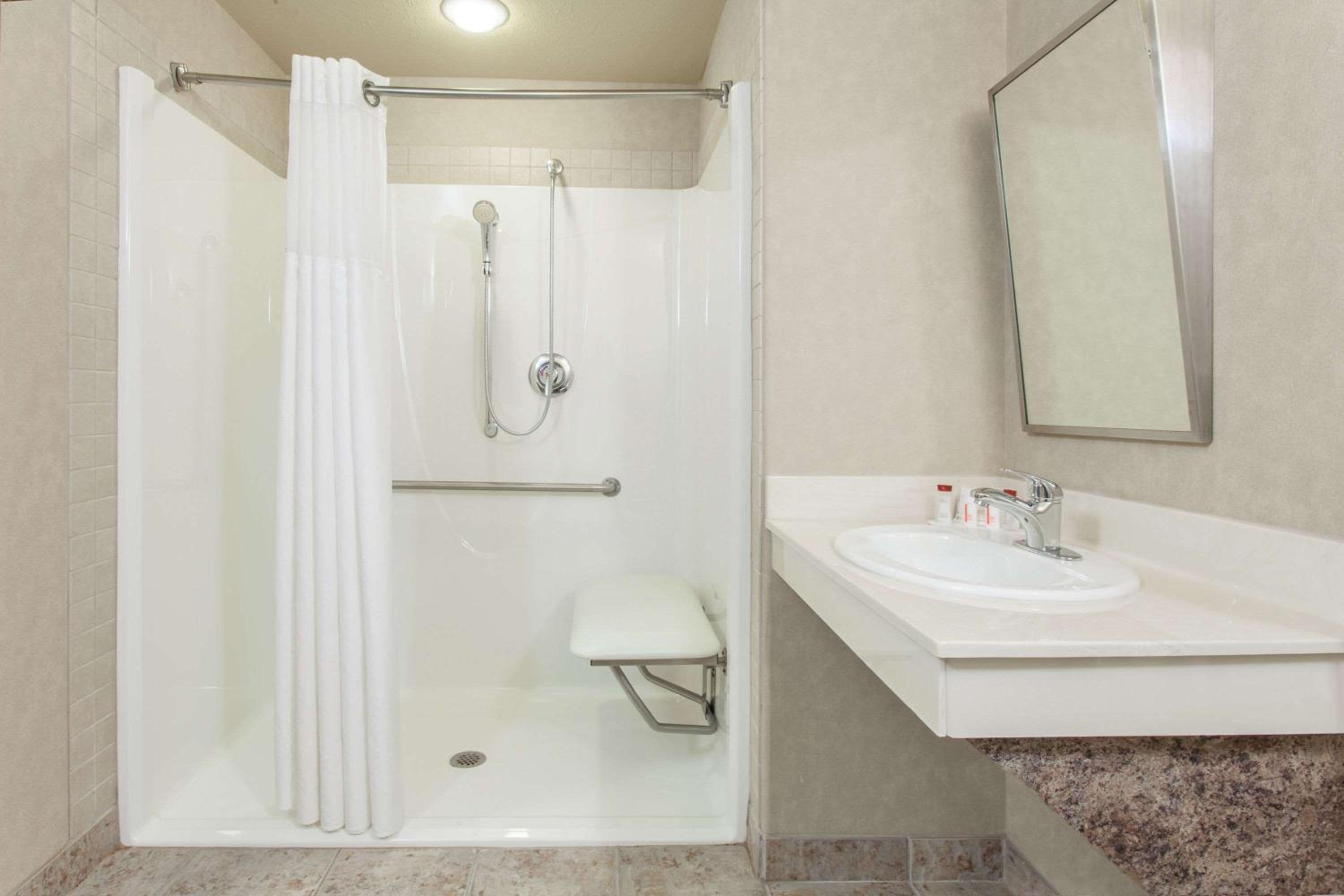 King Room - Disability Access - Non-Smoking - Photo 3