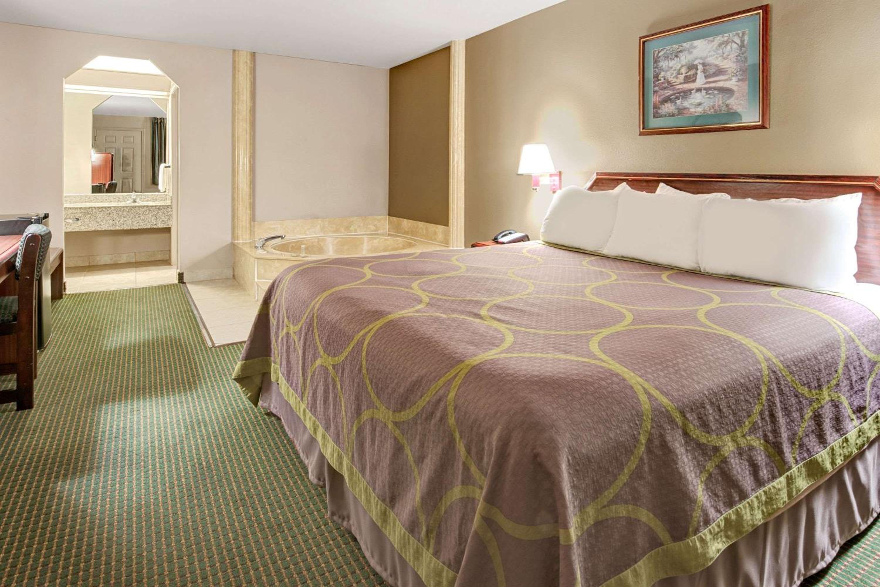 King Suite with Bathtub - Mobility Accessible/Non-Smoking - Photo 2