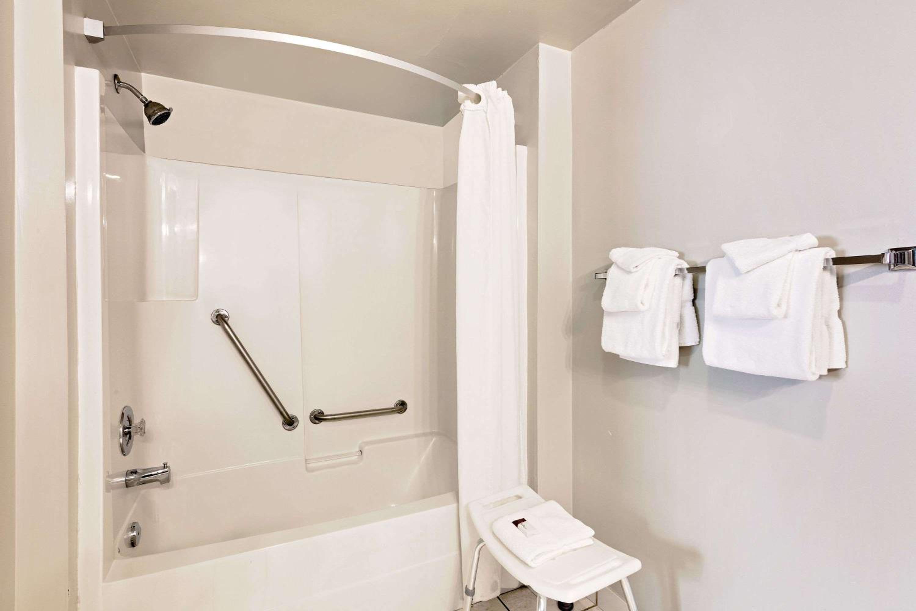Queen Room - Disability Access - Non-Smoking - Photo 4