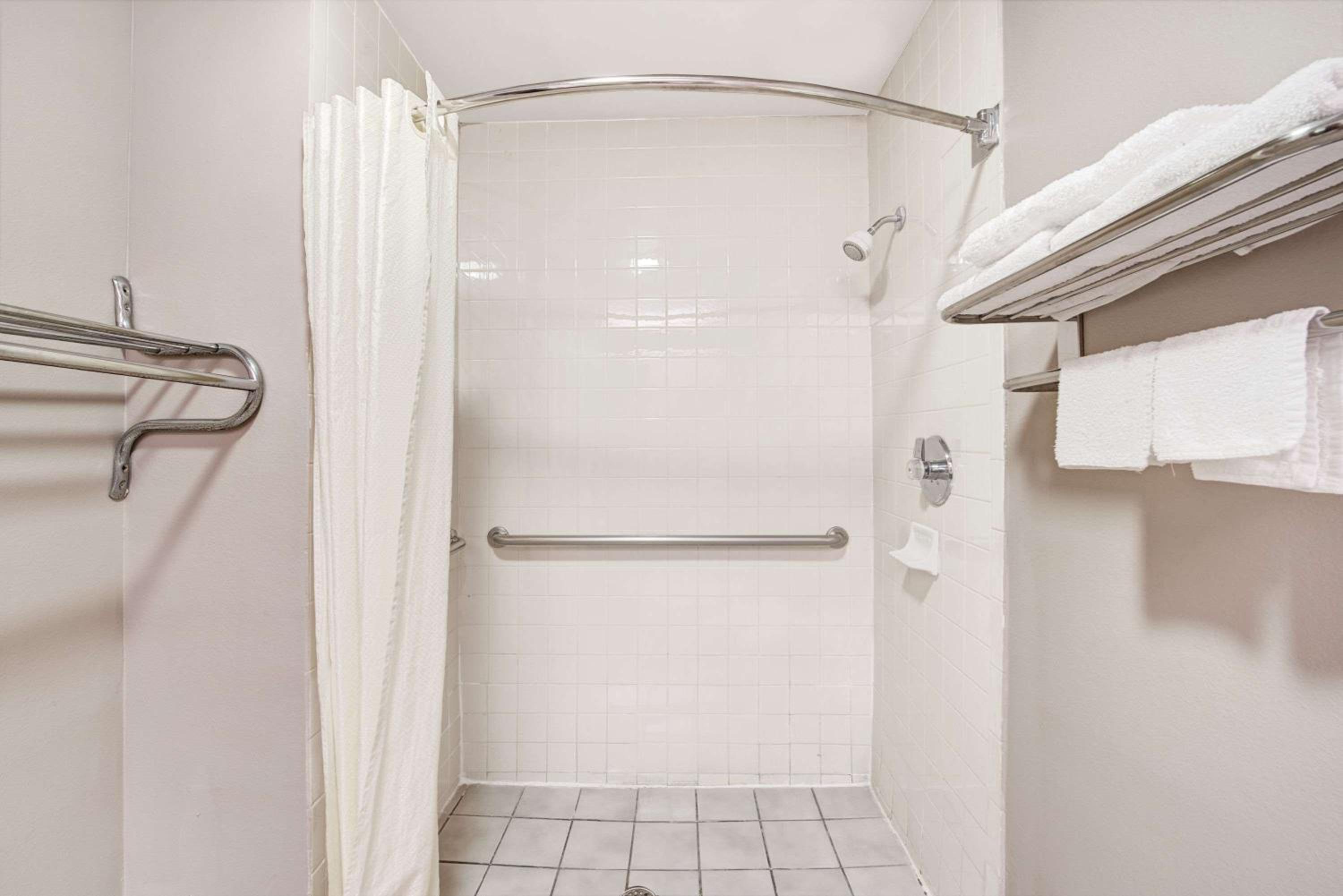 King Room with Roll-In Shower - Mobility Accessible/Smoking - Photo 2