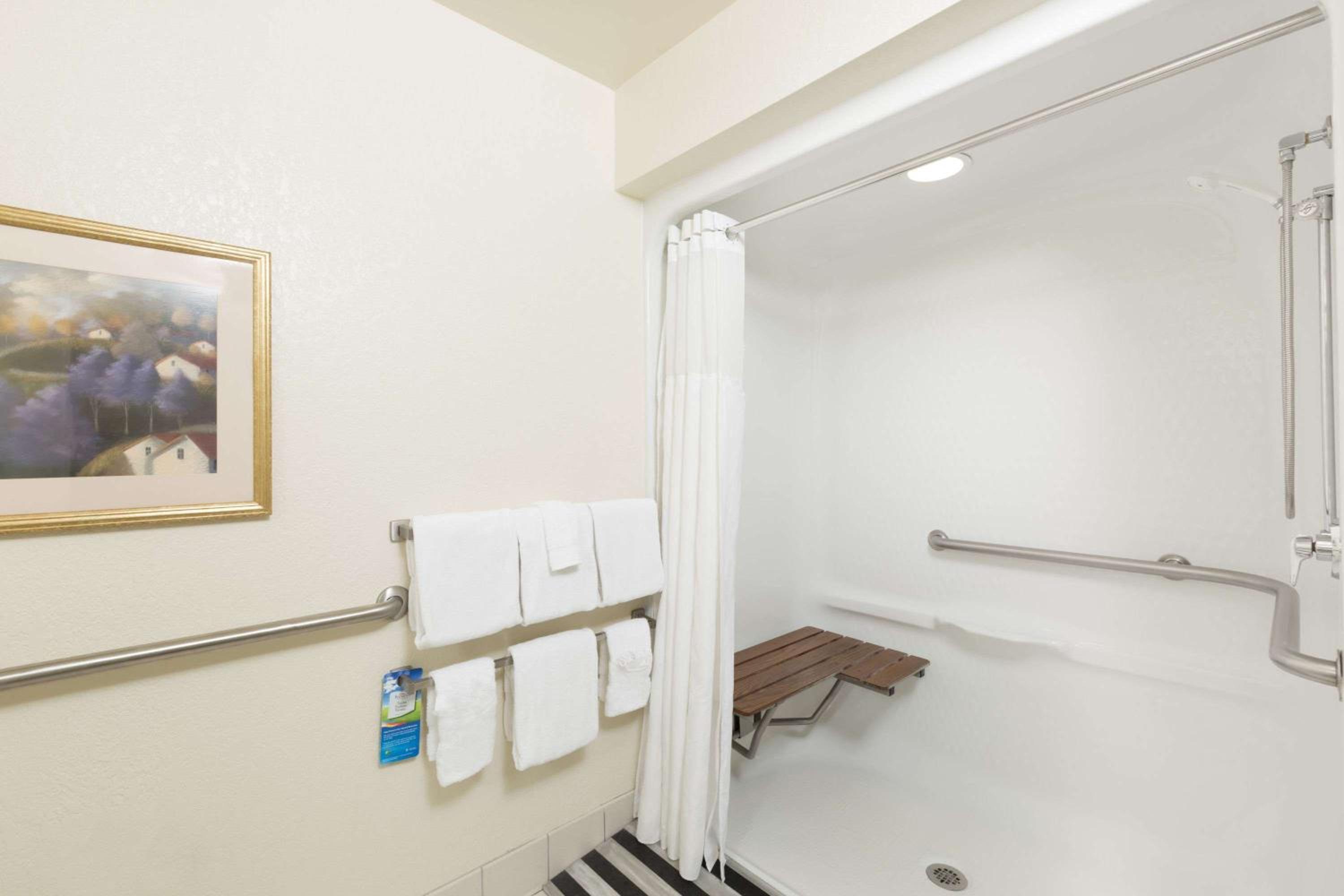 King Suite - Disability Access/Non-Smoking - Photo 6