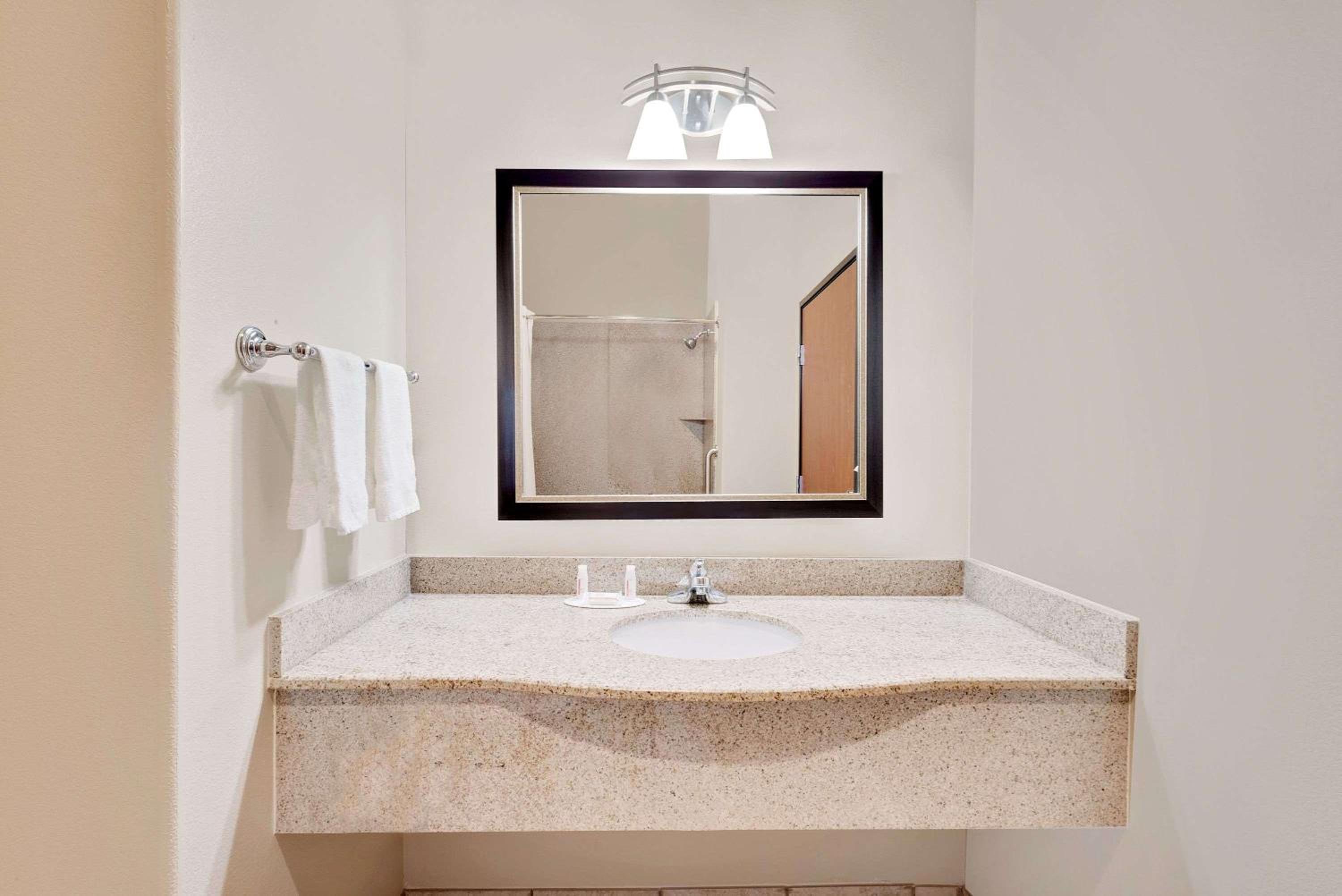 King Studio Suite- Non-Smoking - Photo 6