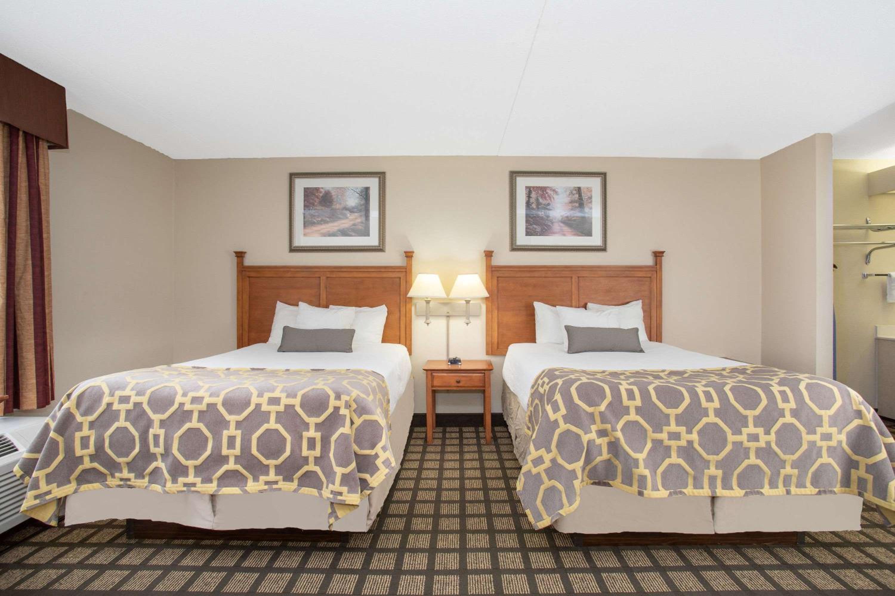Double Room with Two Double Beds - Non-Smoking - Photo 2