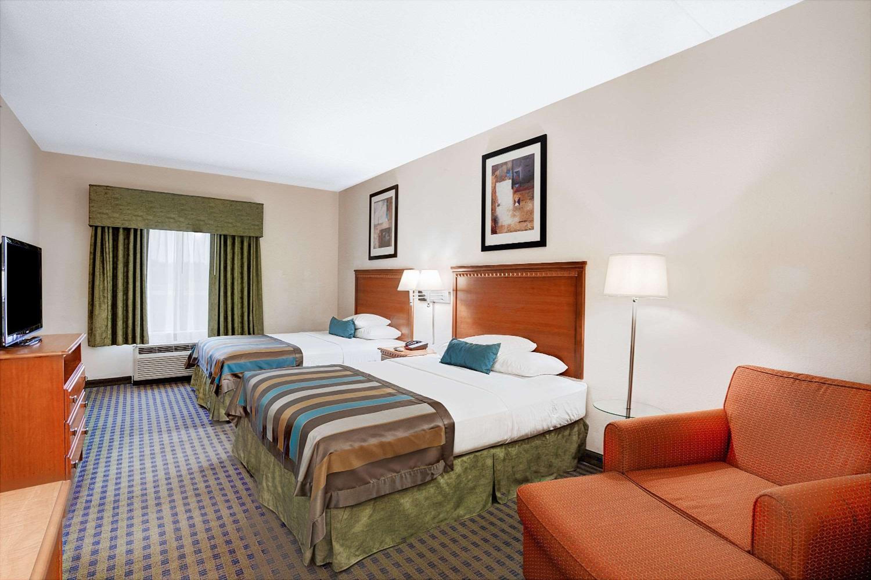 Deluxe Queen Room with Two Queen Beds - Non-Smoking - Photo 5