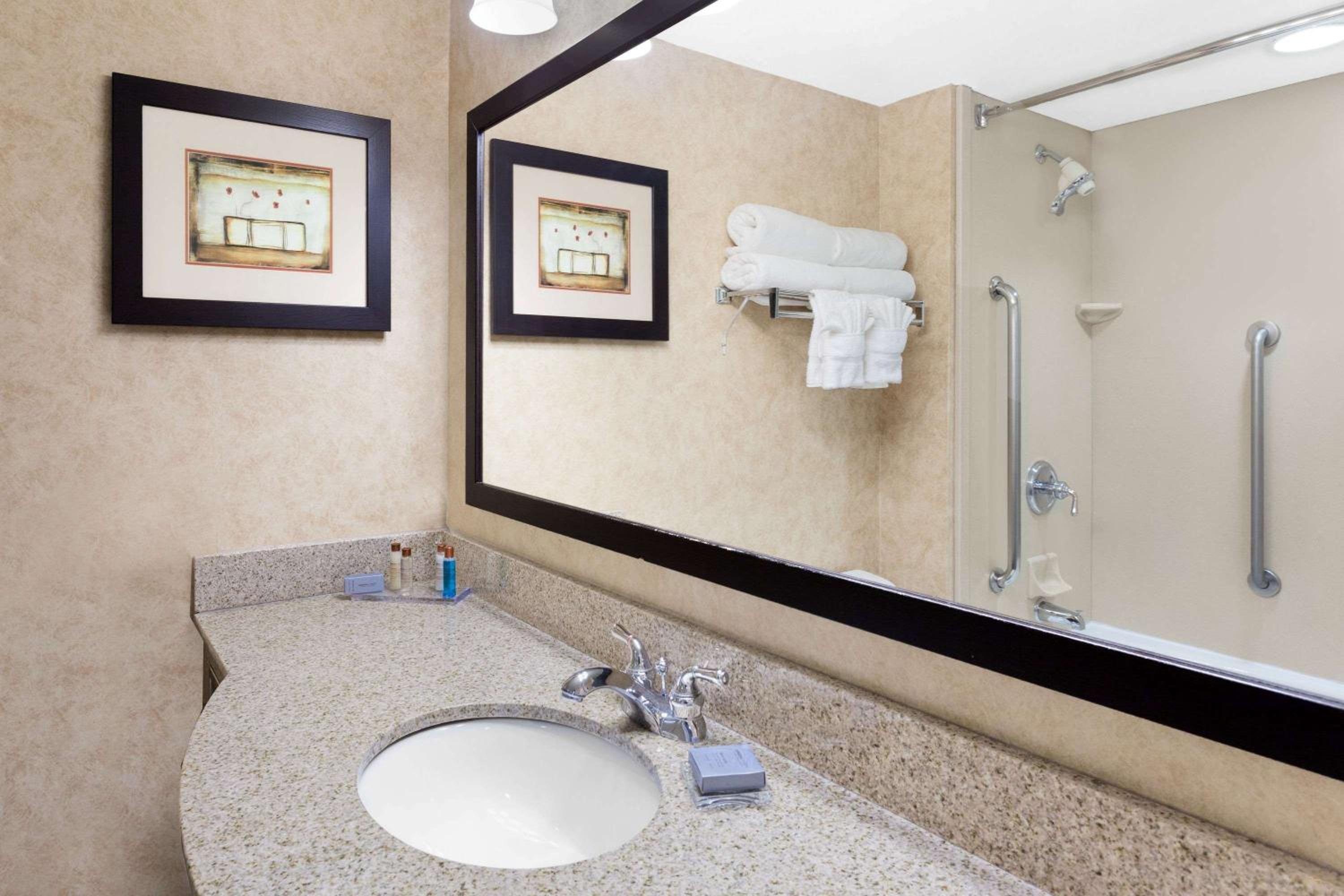 King Suite - Disability Access - Non-Smoking - Photo 6
