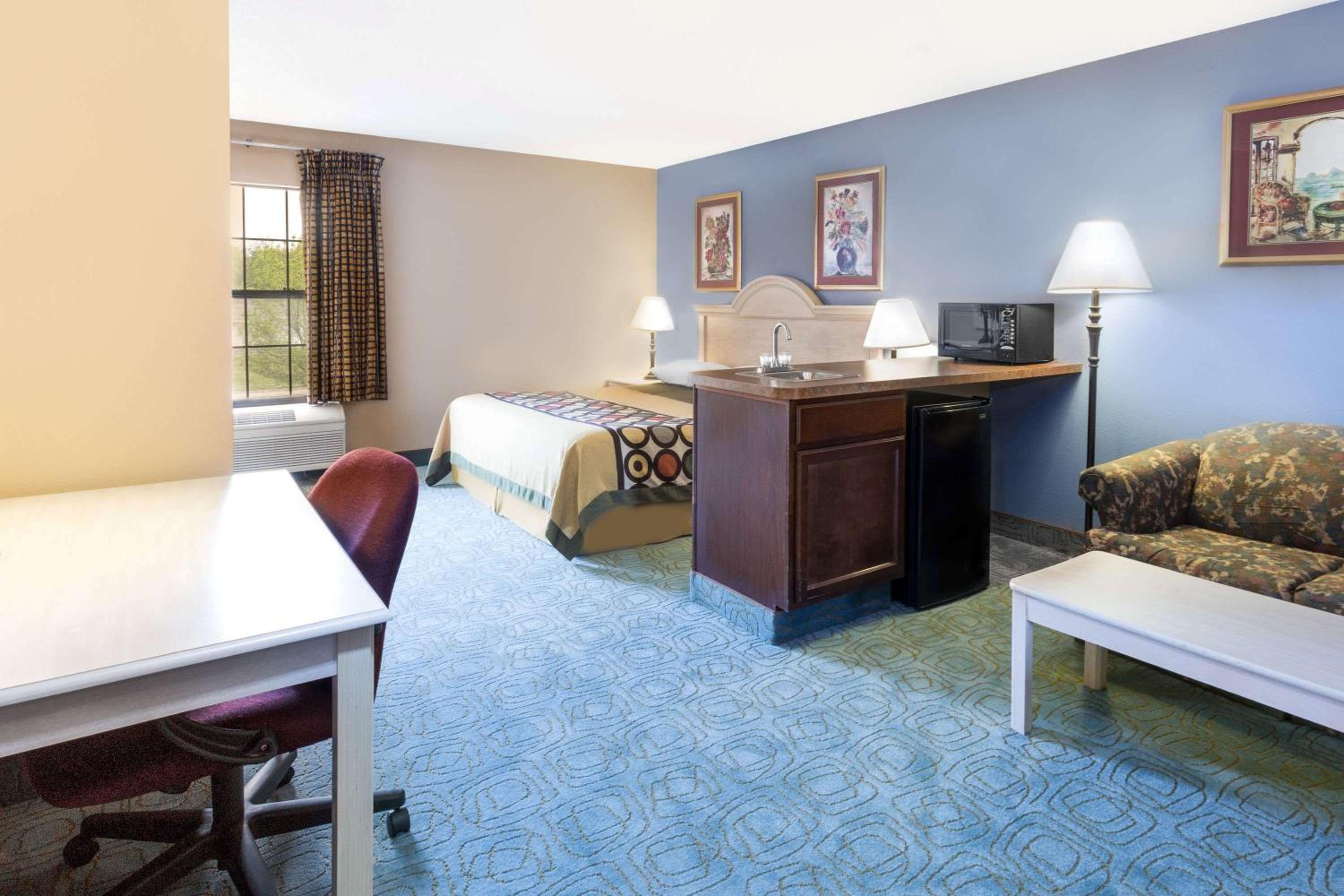 Deluxe King Studio Suite - Non-Smoking - Photo 1
