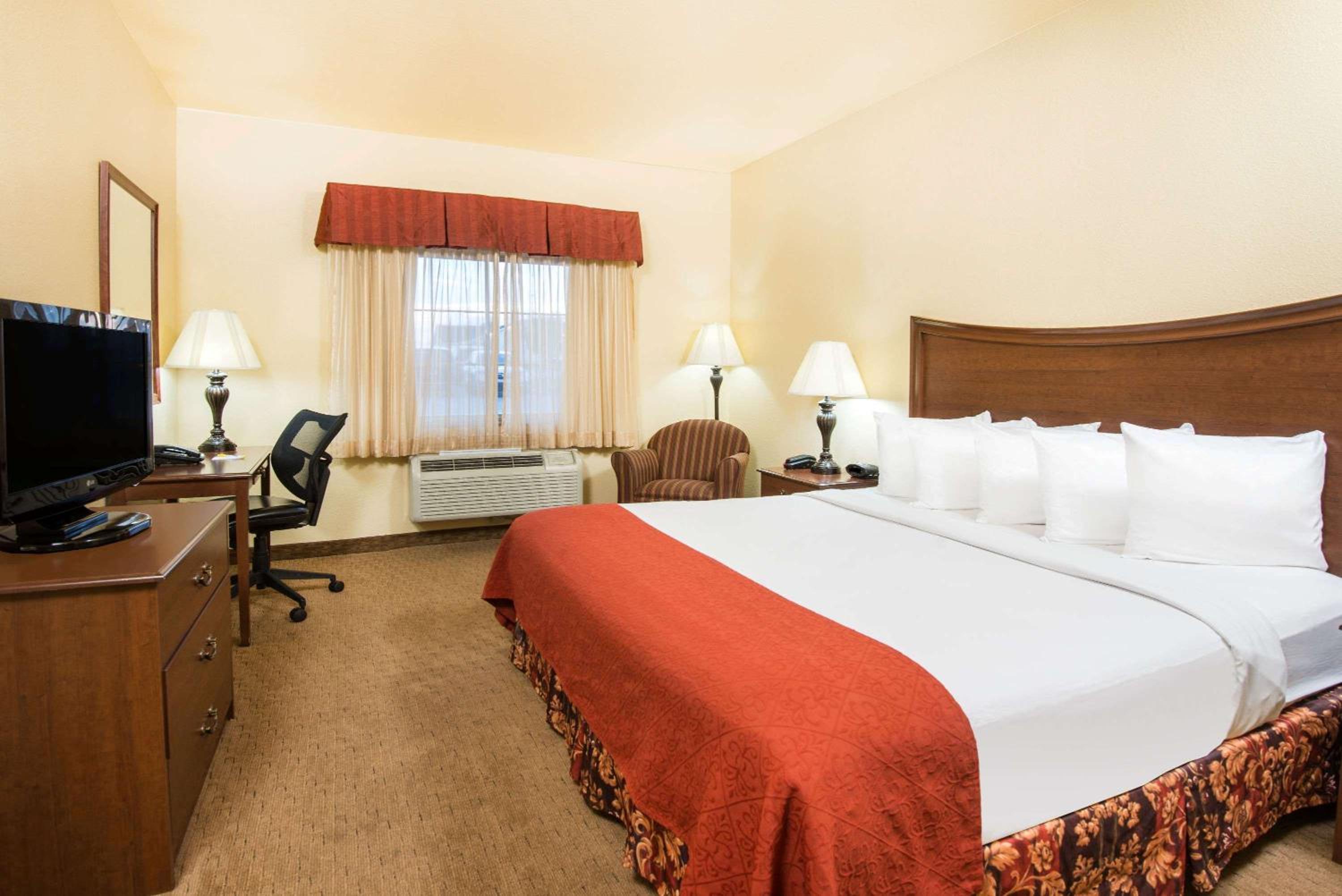 King Suite - Non-Smoking - Photo 3