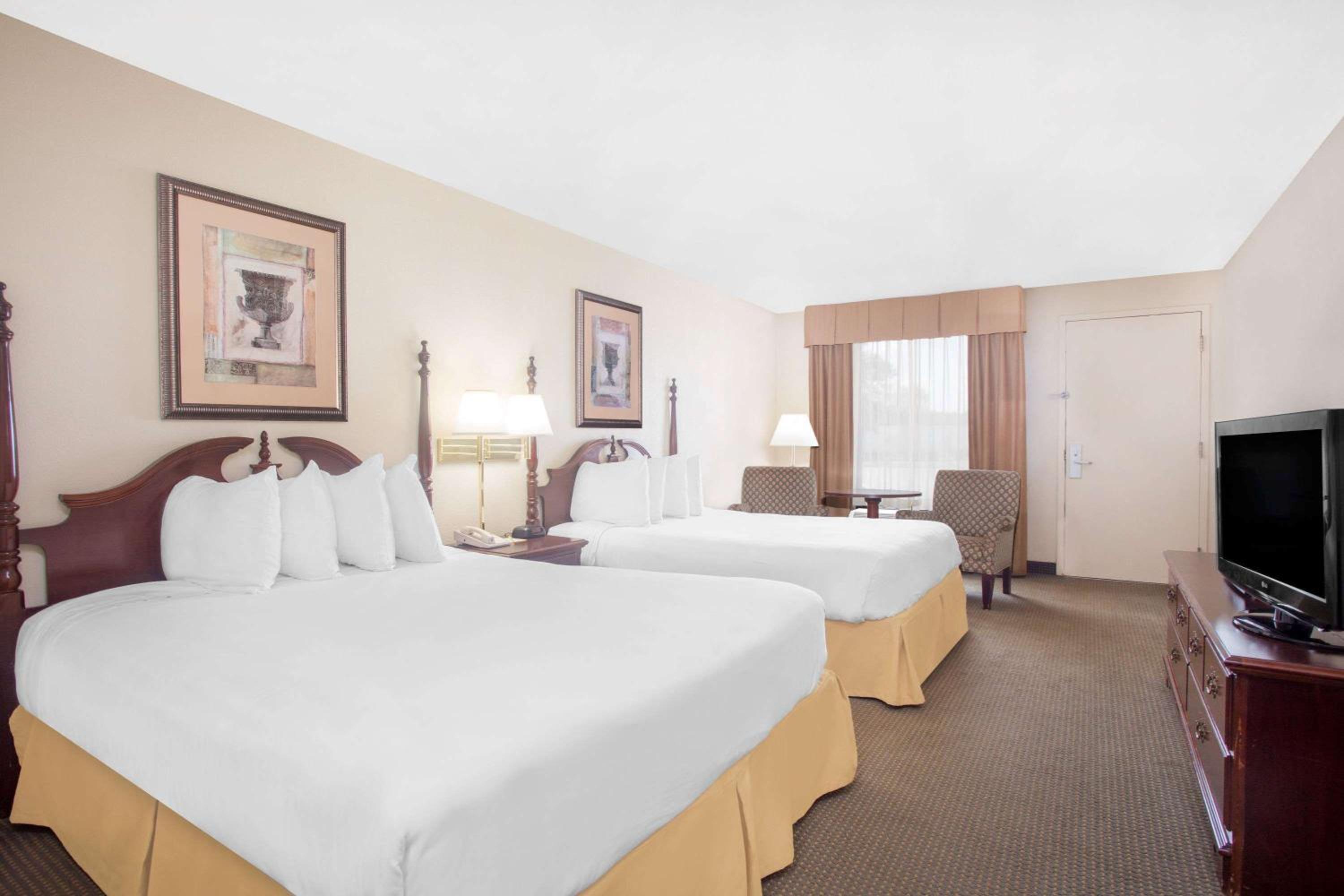 Queen Room with Two Queen Beds - Non-Smoking - Photo 2