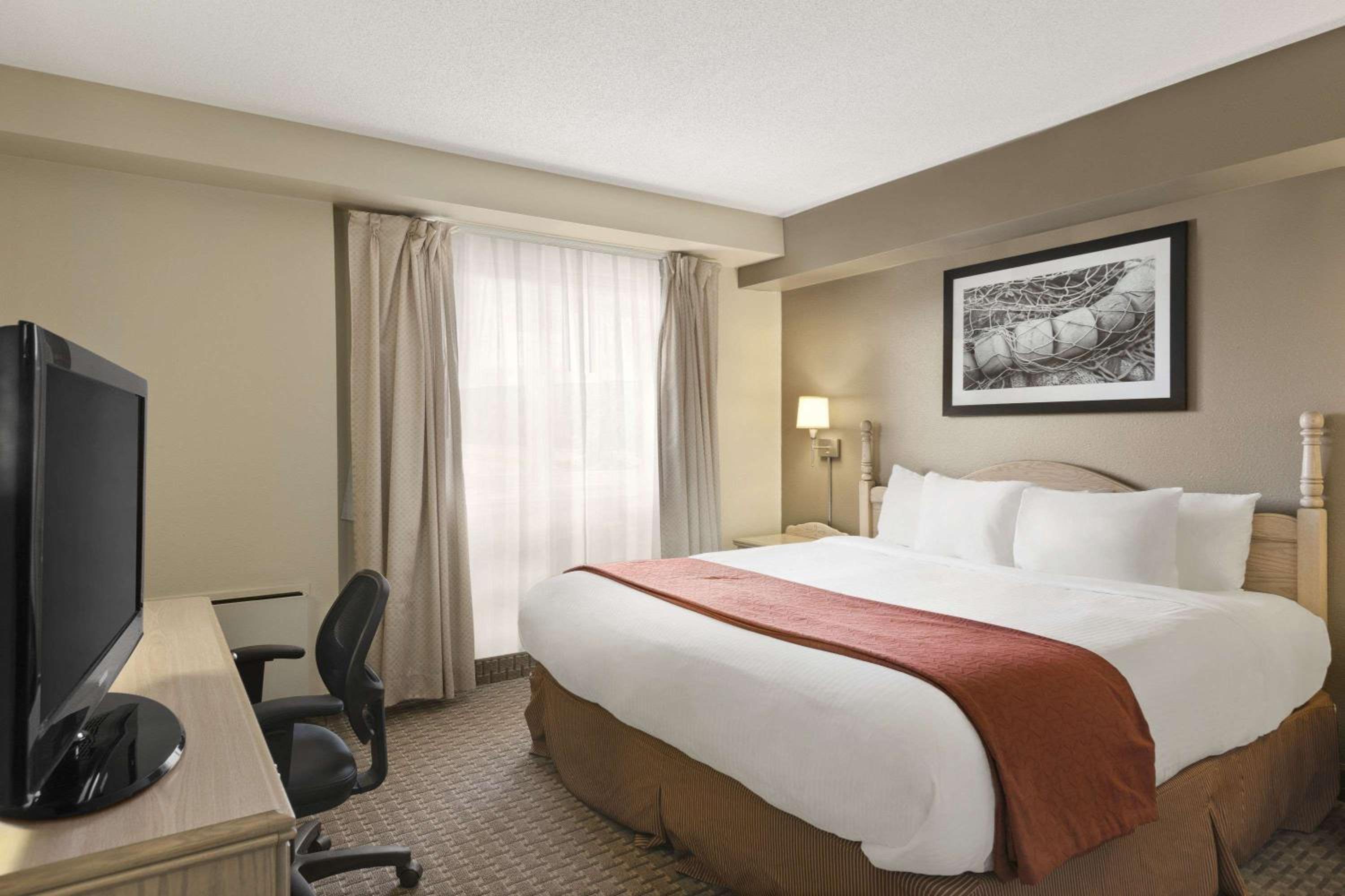 One-Bedroom King Suite - First Floor/Non-Smoking - Photo 6