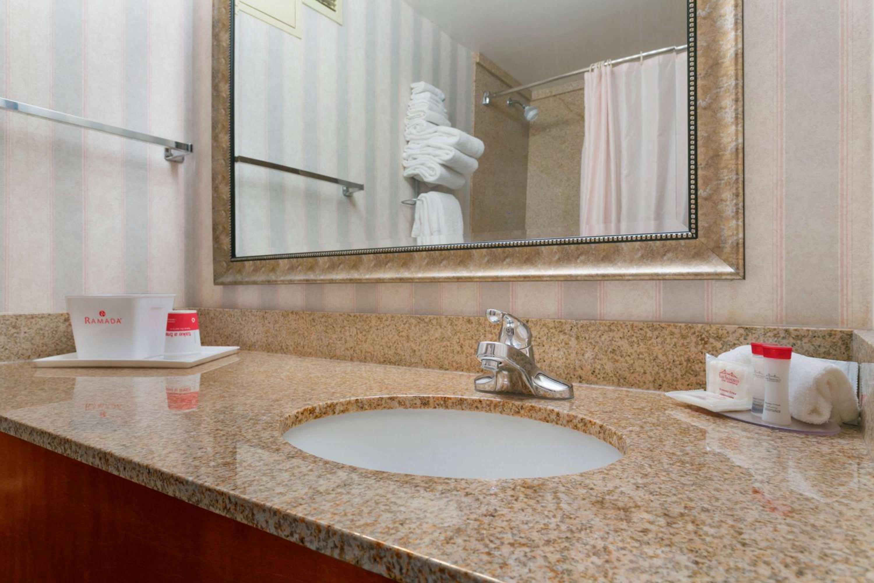 Queen Room with Two Queen Beds - Pet Friendly/Non-Smoking photo 3