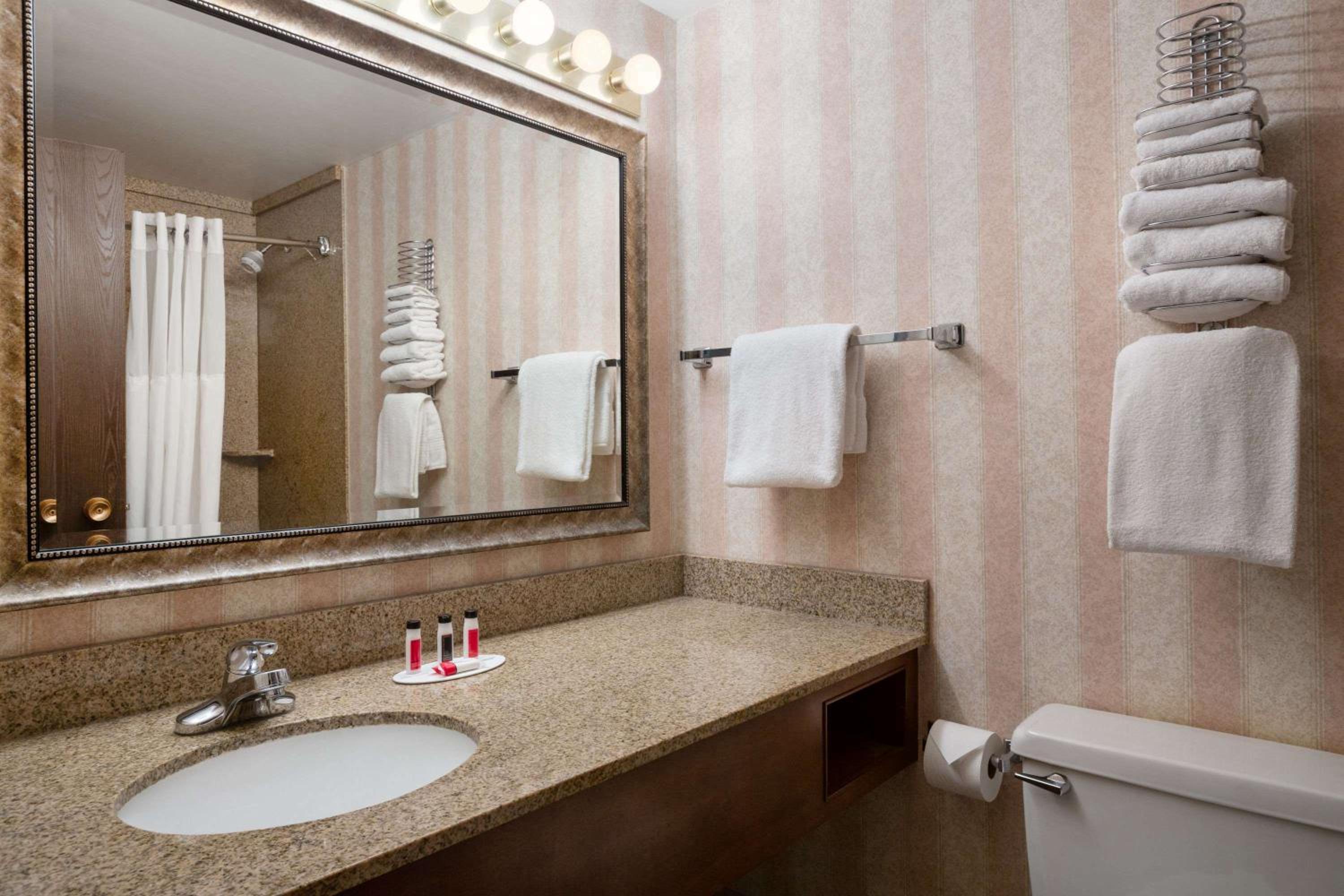 Queen Room with Two Queen Beds - Pet Friendly/Non-Smoking photo 2