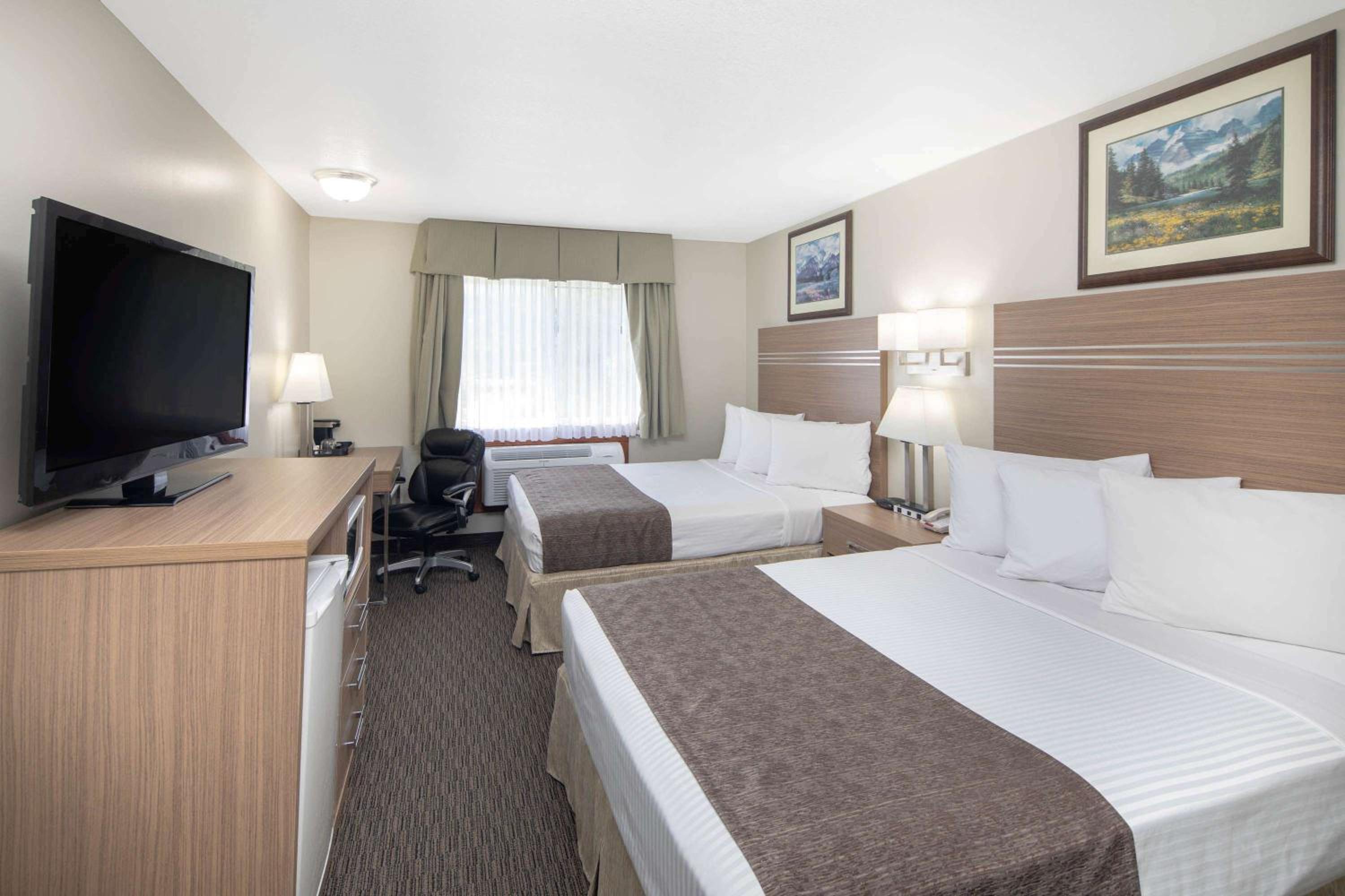 Room with One King Bed and One Queen Bed or One Sofa Bed (Ground Floor) - Non-Smoking - Photo 4