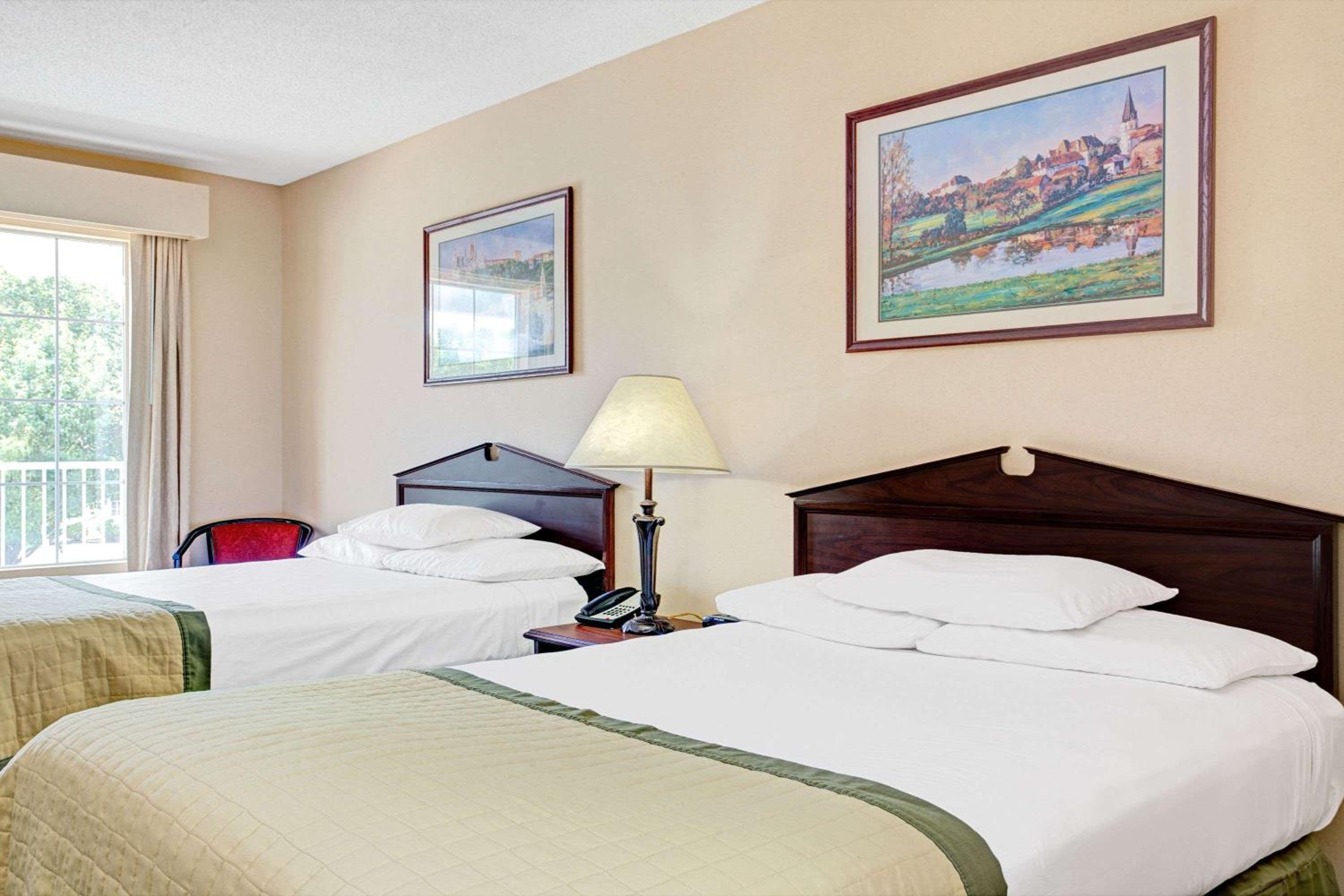 Queen Room with Two Queen Beds - Non-Smoking - Photo 3