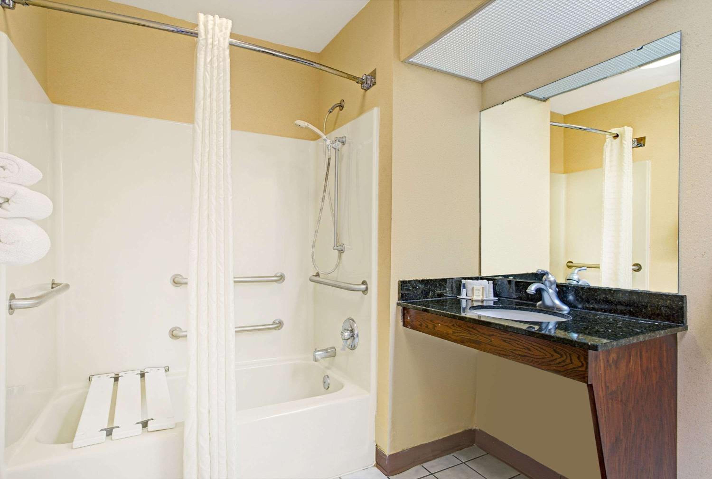 King Room - Mobility Access/Non-Smoking - Photo 2