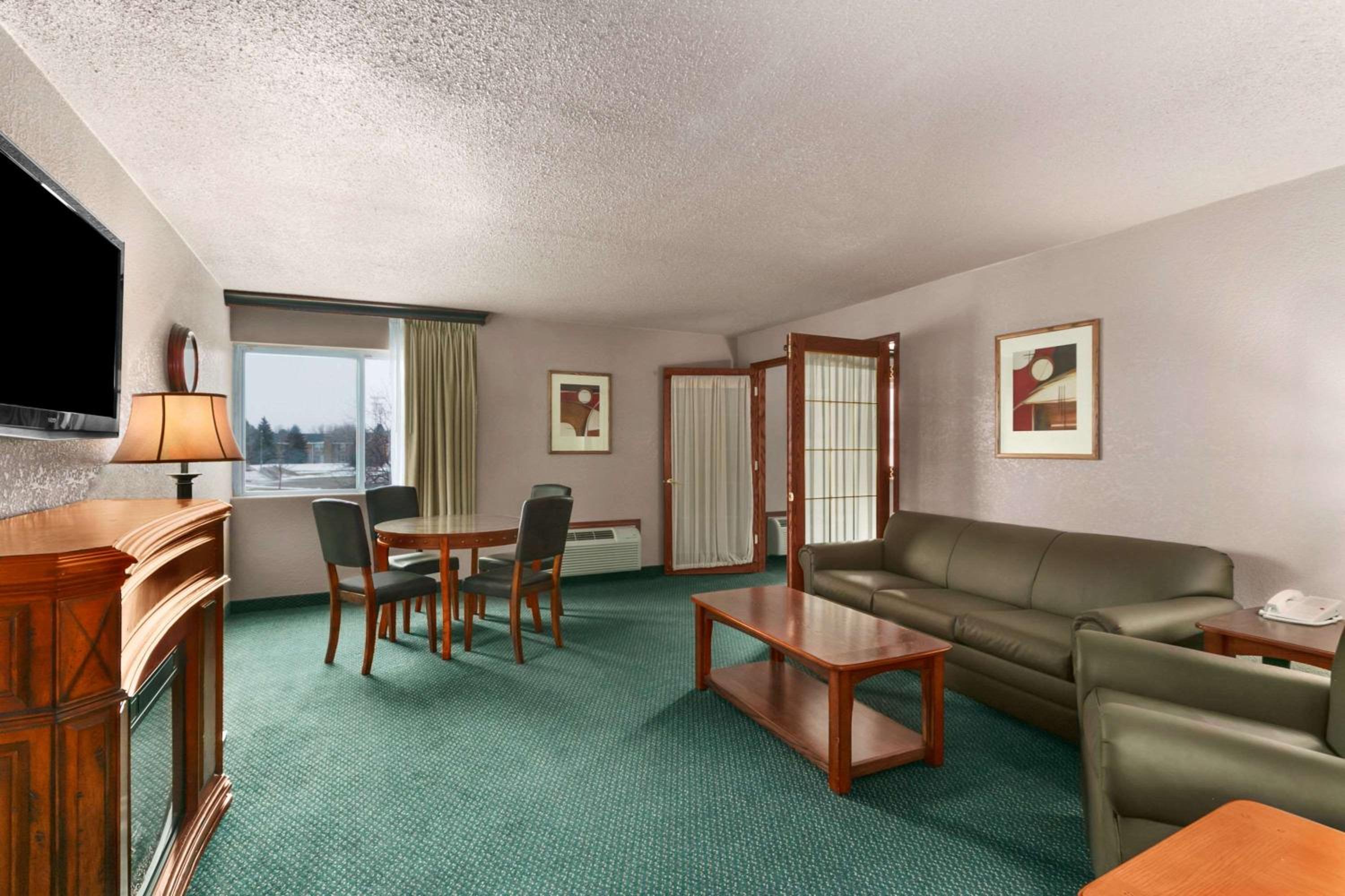 King Suite - Non-Smoking photo 1