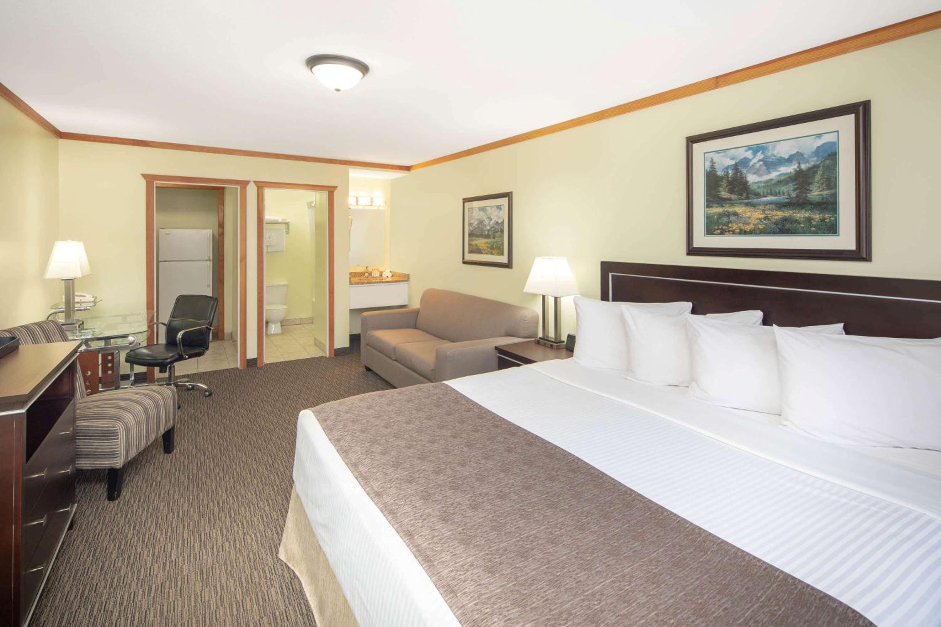 One King Bed - Non-Smoking - Ground Floor - Photo 2