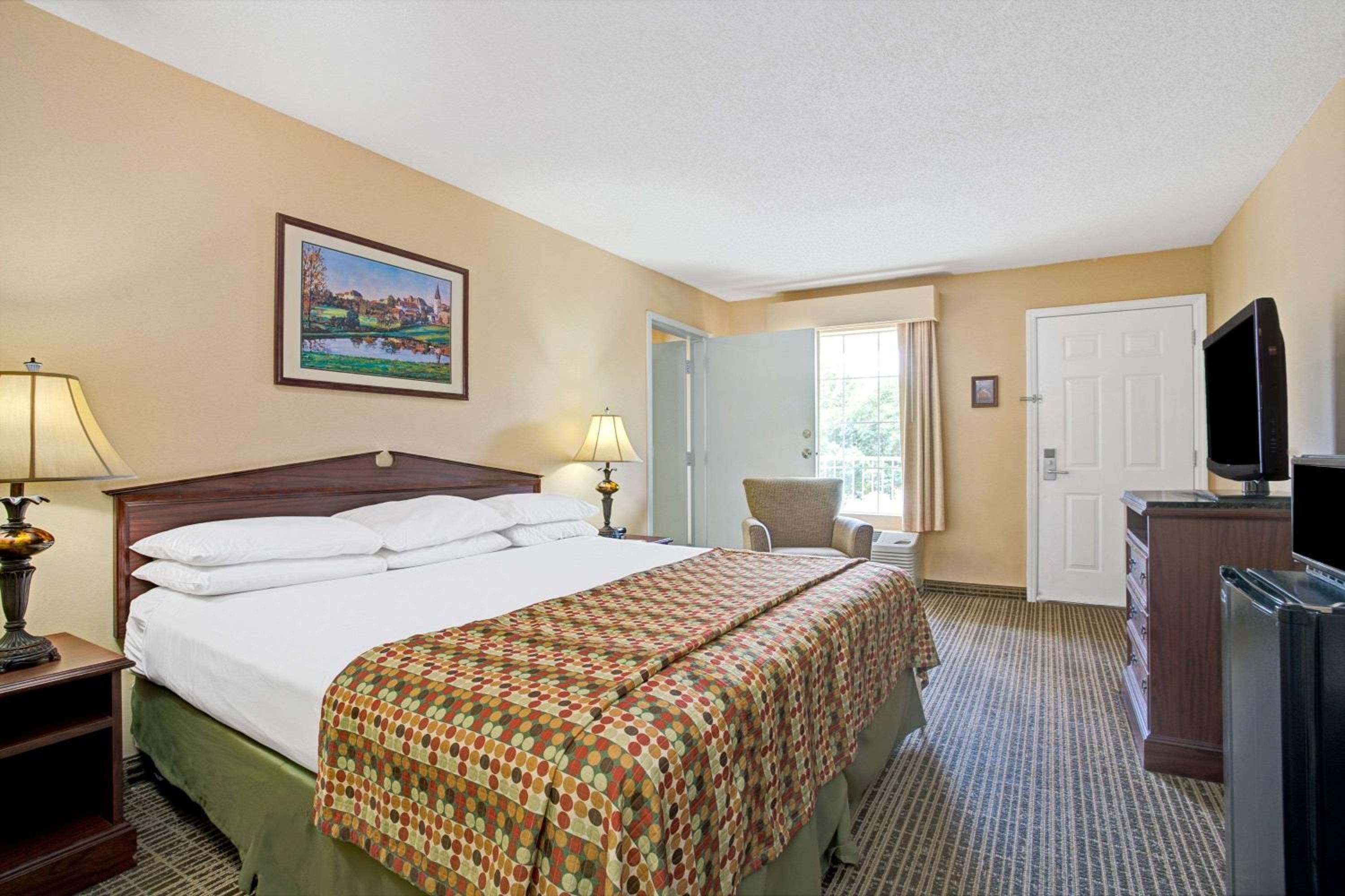 King Room - Non-Smoking - Photo 1