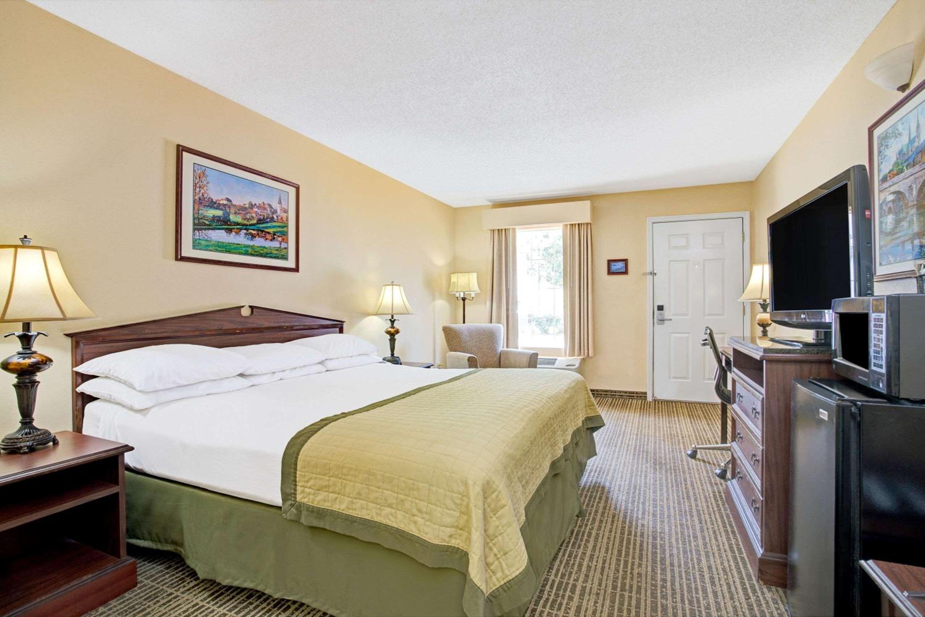 King Room - Non-Smoking - Photo 8