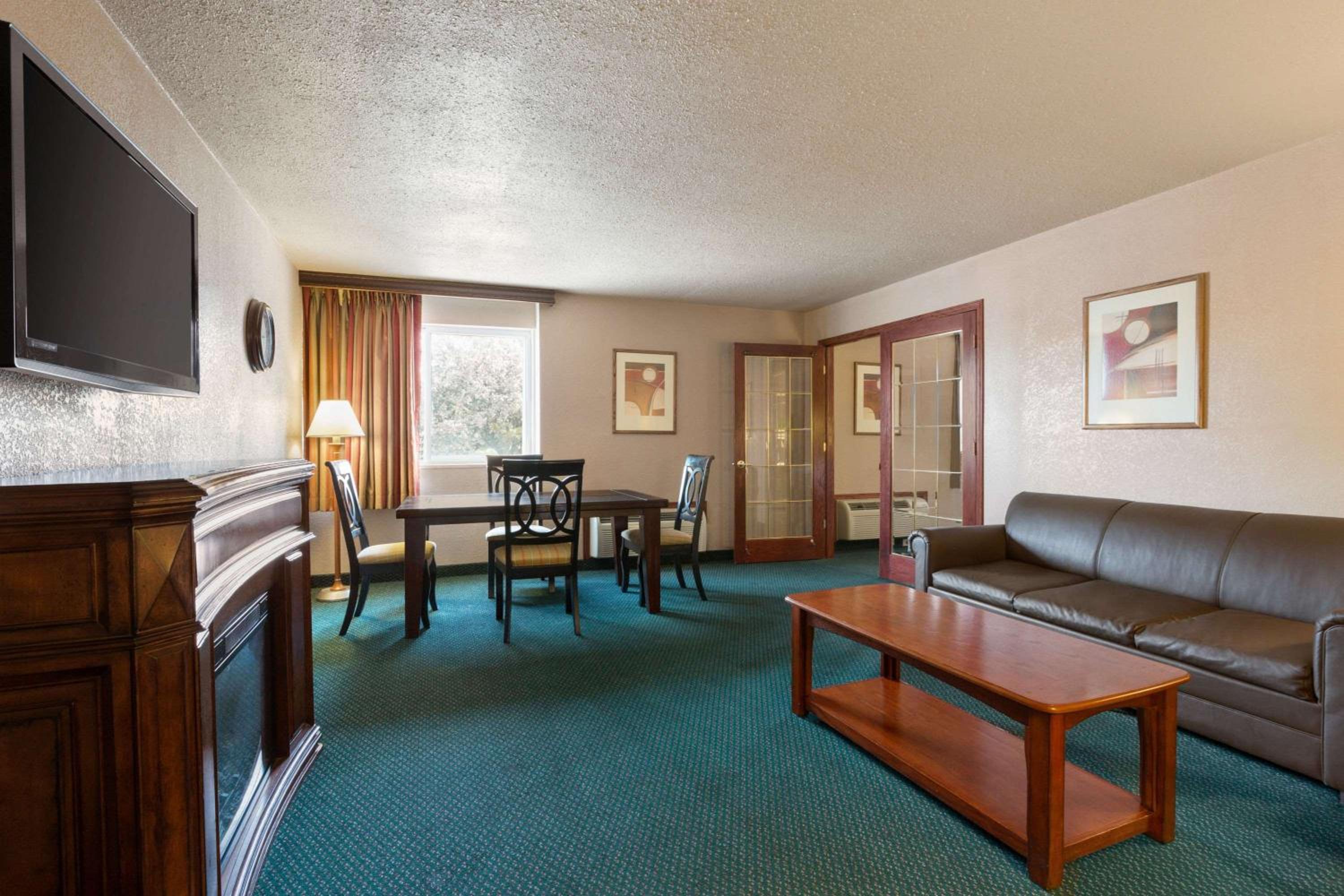 King Suite - Non-Smoking photo 3