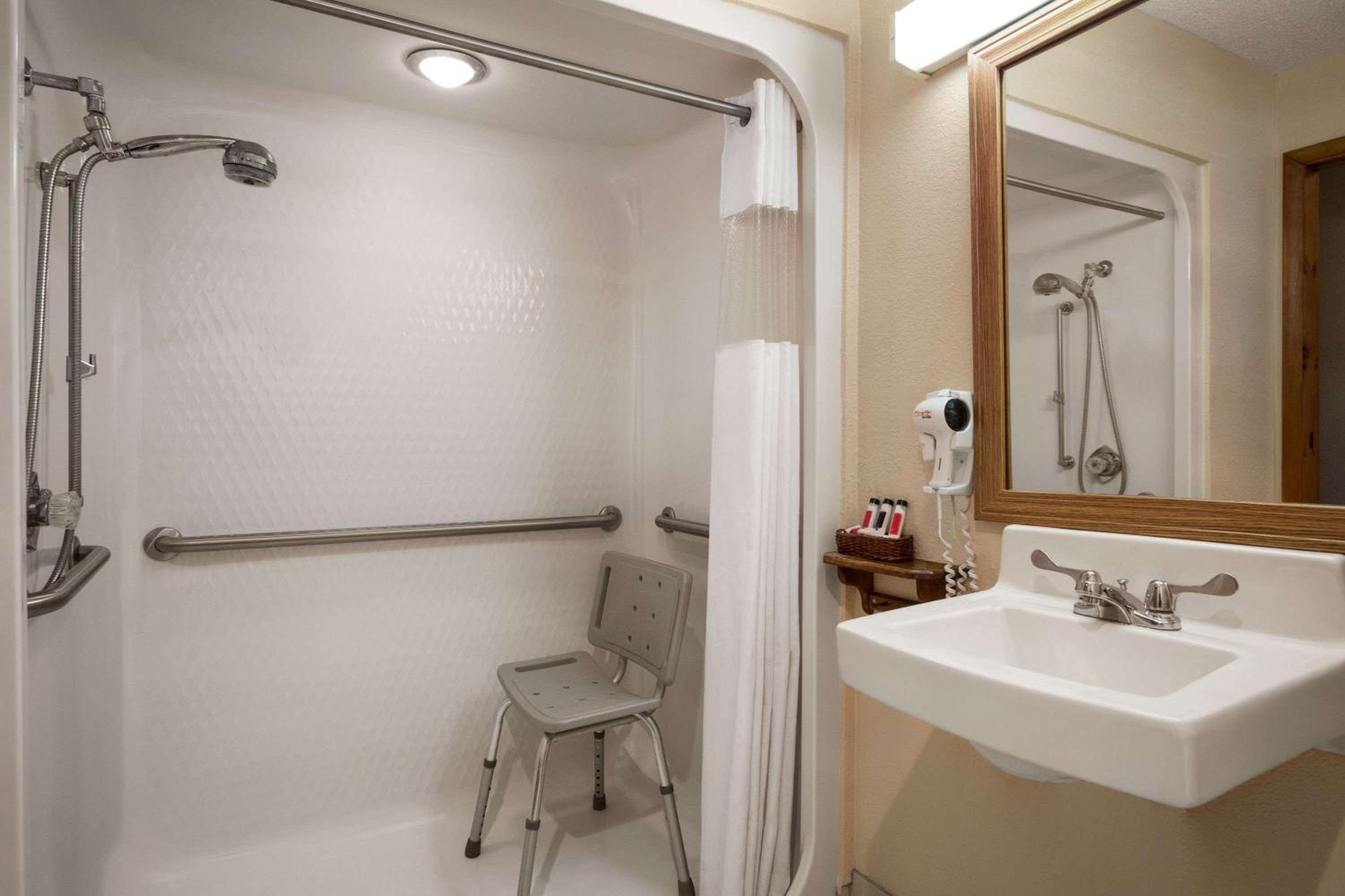 Queen Room - Mobility Access/Non-Smoking - Photo 3