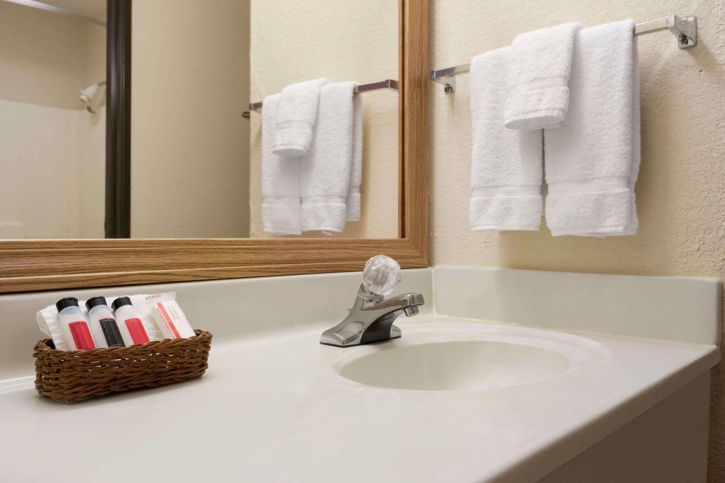 King Suite with Jetted Tub - Non-Smoking - Photo 2
