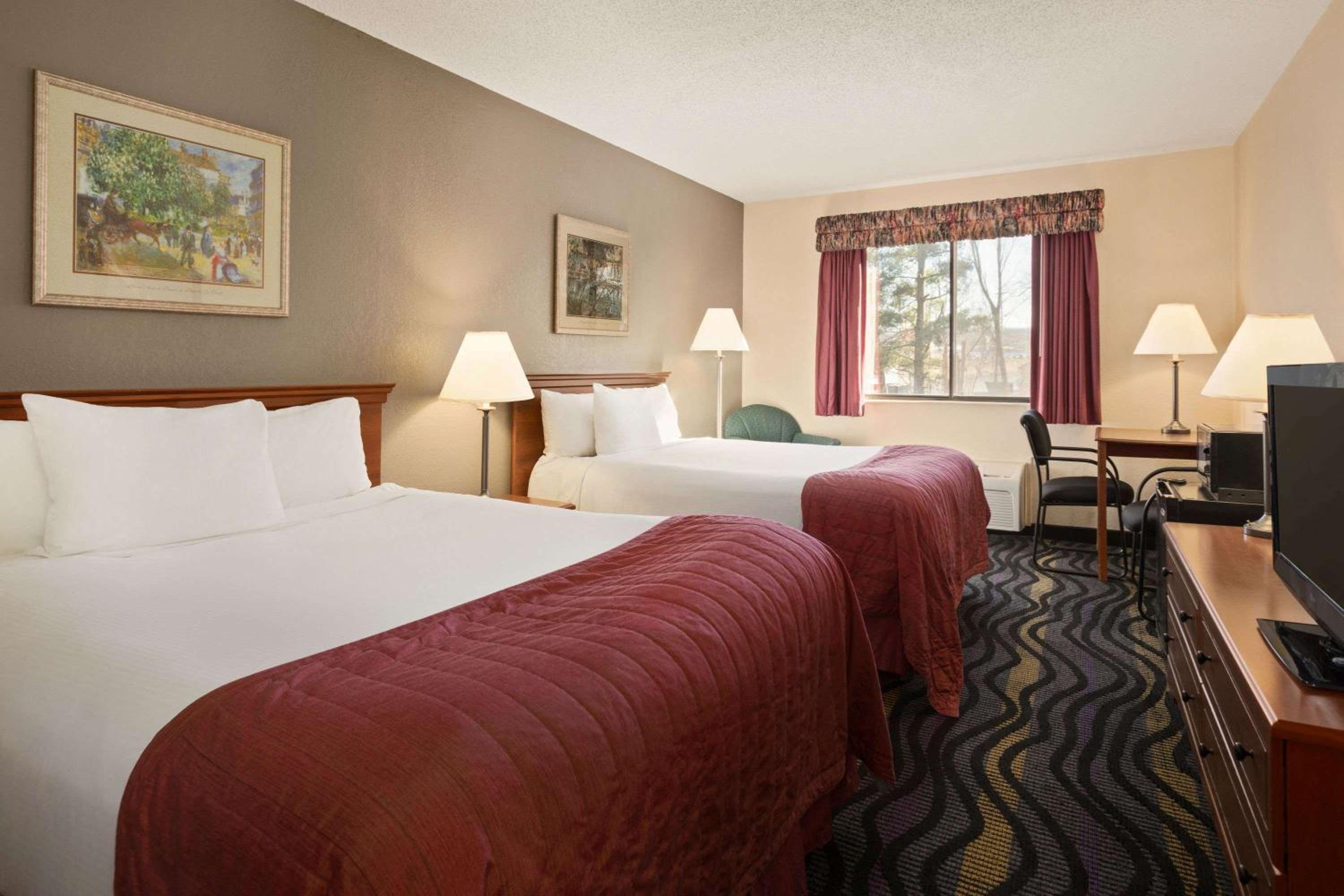 Queen Room with Two Queen Beds - Non-Smoking - Photo 1
