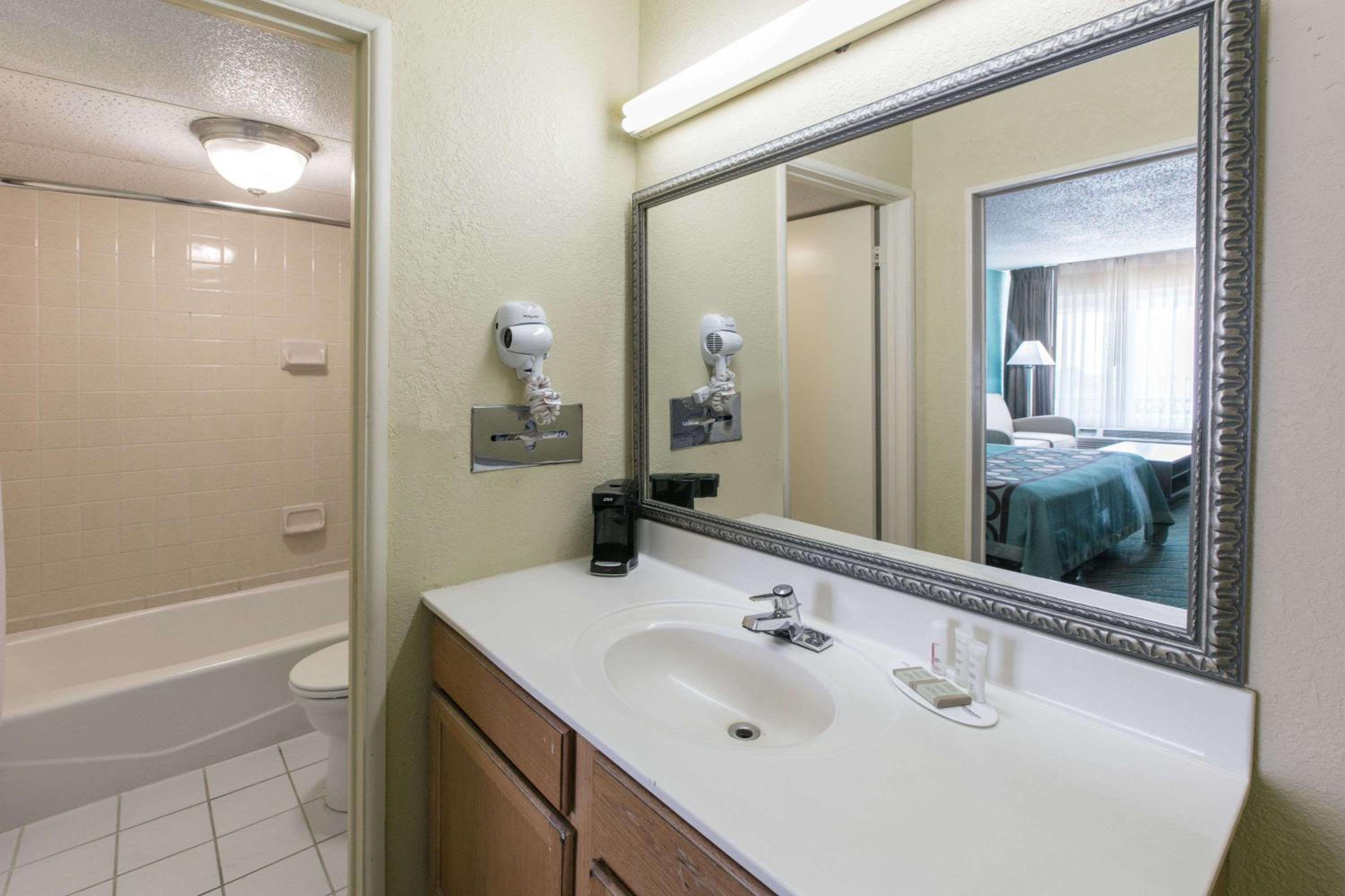 Double Room with Two Double Beds - Non-Smoking photo 2