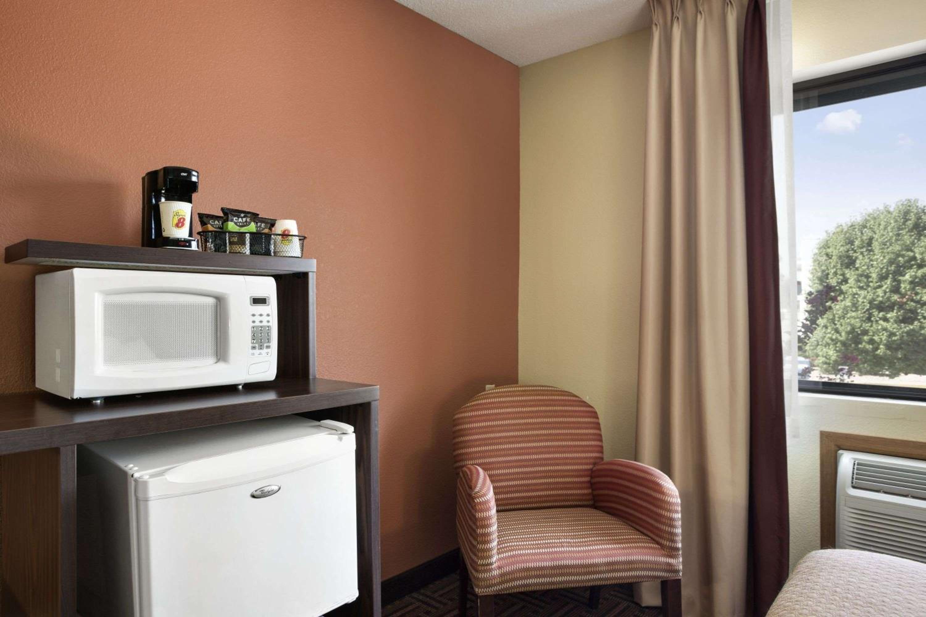 King Room - Non-Smoking - Photo 8
