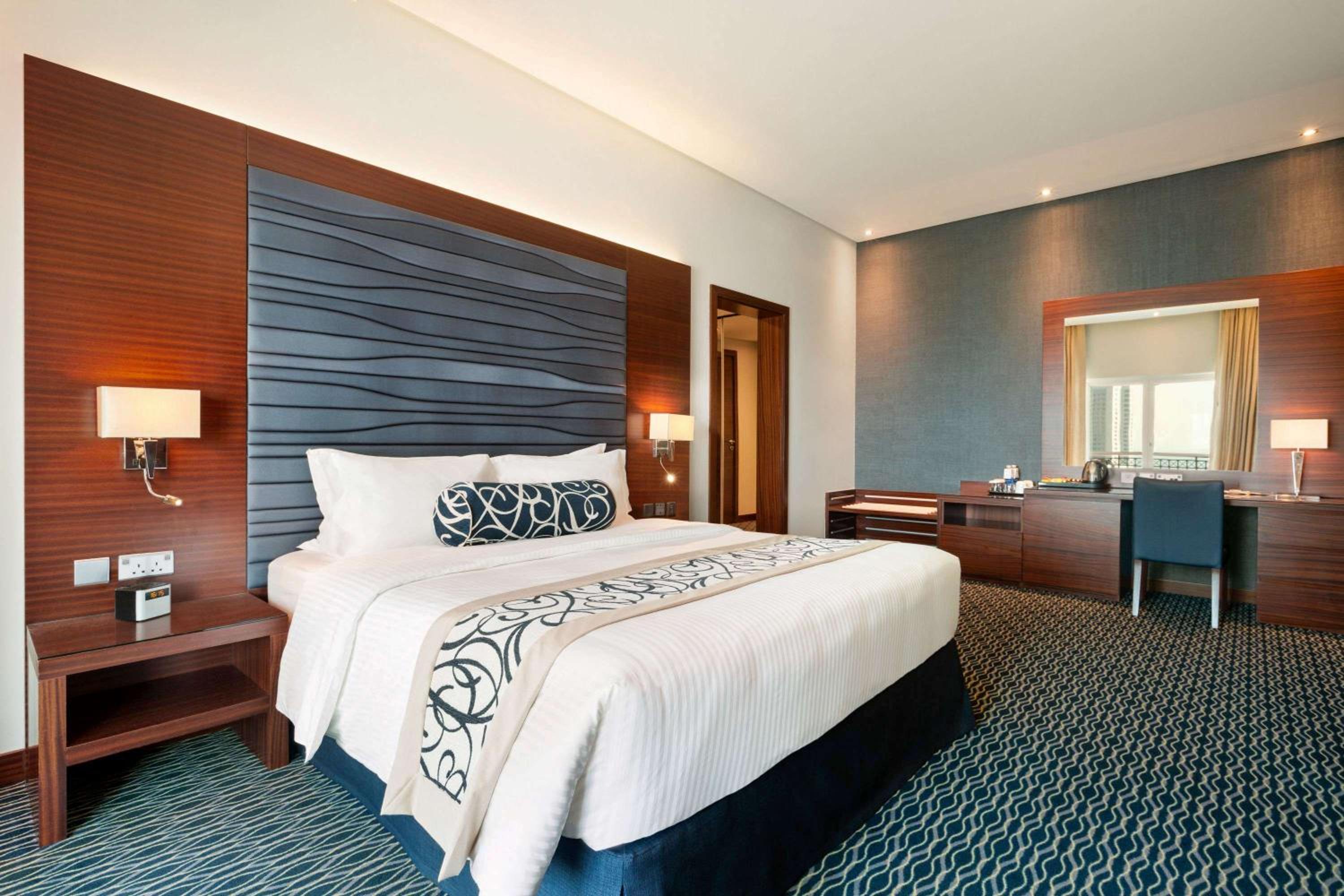 Junior King Suite - Non-Smoking photo 2