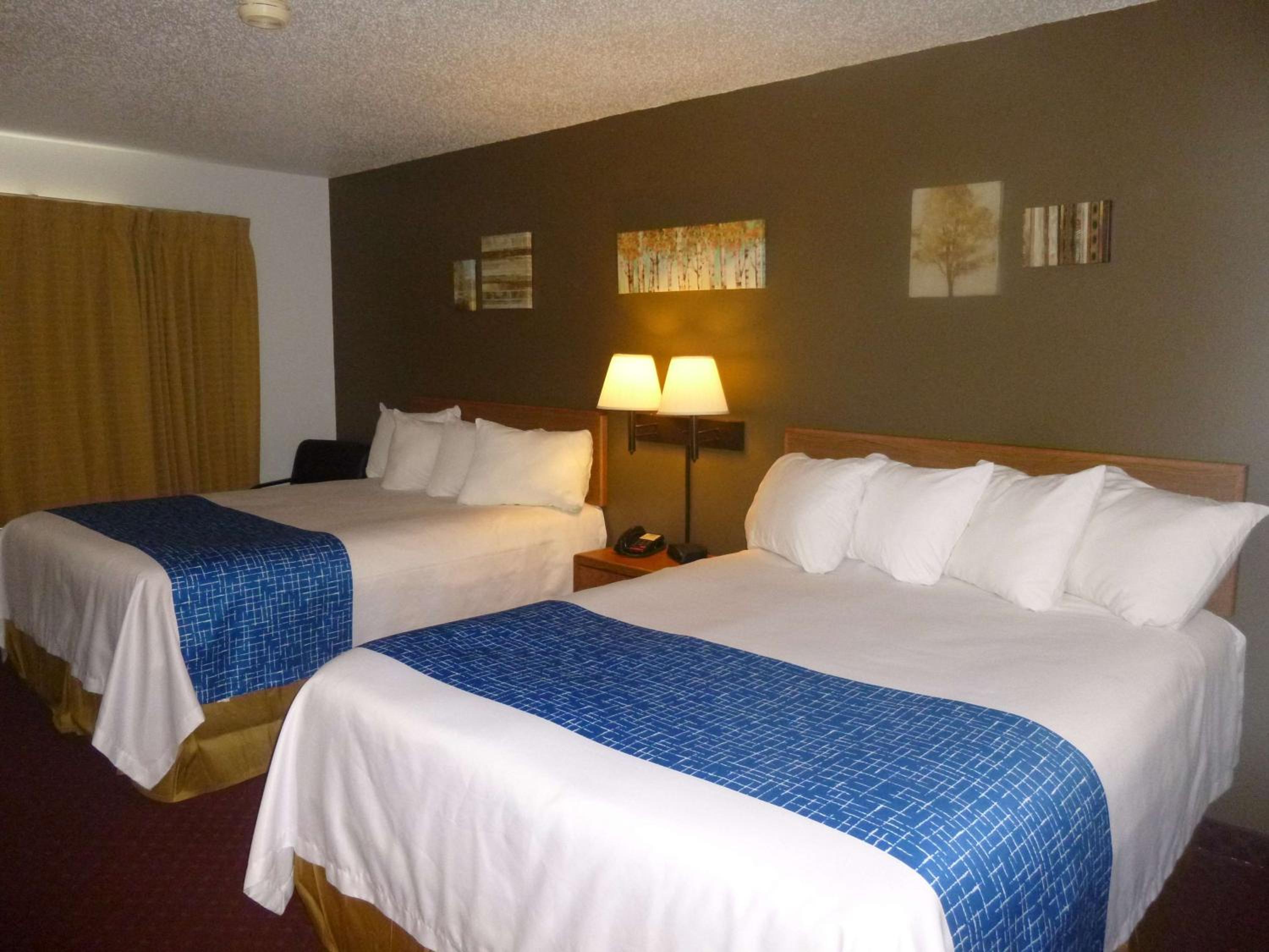 Queen Room with Two Queen Beds - Non-Smoking - Photo 2