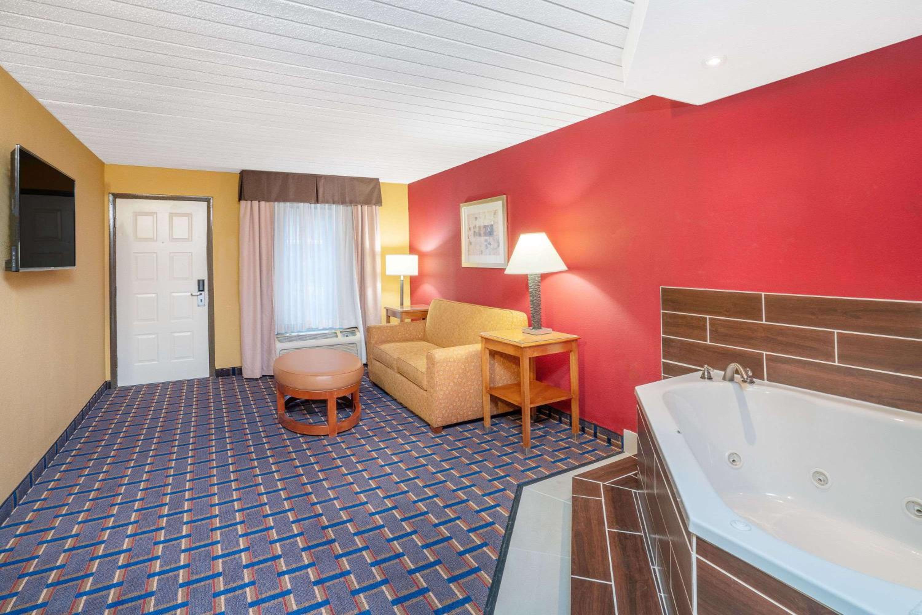One-Bedroom King Suite - Non-Smoking - Photo 8
