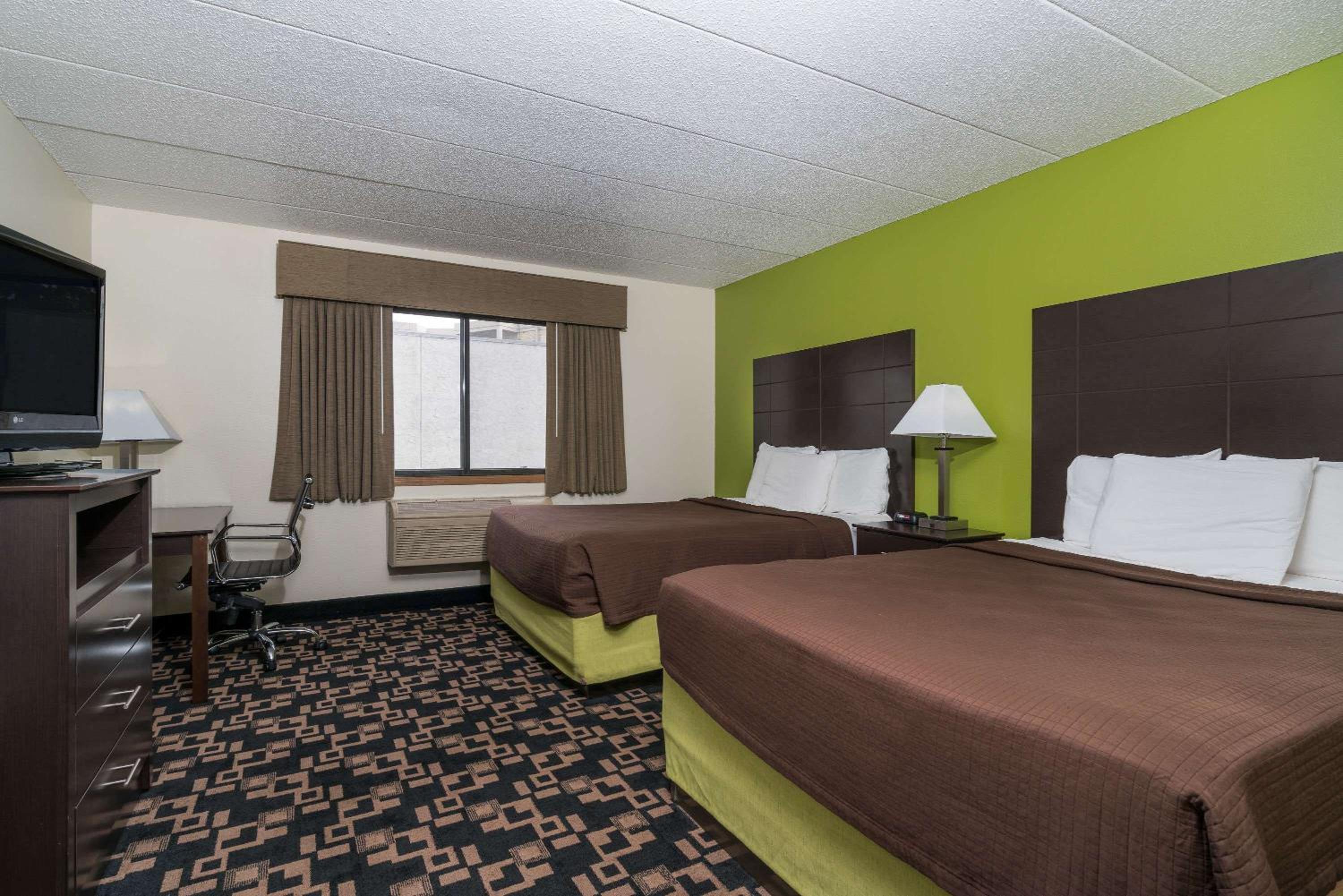 Queen Room with Two Queen Beds - Non-Smoking - Photo 1